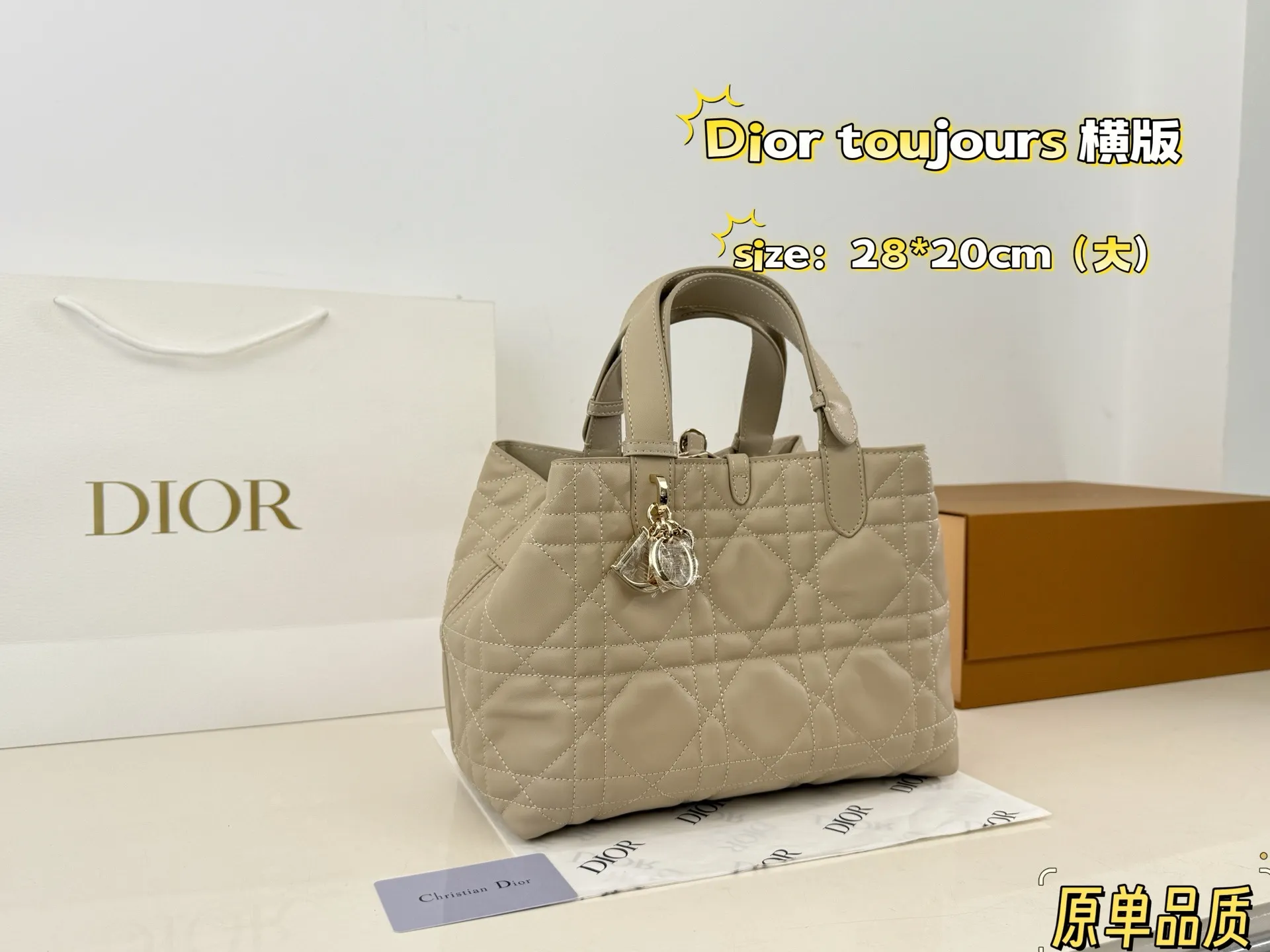 （折叠盒⚠️）纯皮p300 Dior toujours我愿称之为本季神作 Dior新款toujours这款包包真的有太多抓住我的点了巴首先它的包身非常的轻3 四其次它是选用非常柔软的牛皮拎着的舒适度也很好 s内里也是细节拉满容量也很大首 不仅如此还附带一个小钱袋关键是价格是真的香国四很符合年轻热向往自由说走就走的态度 尺寸大号 28 20