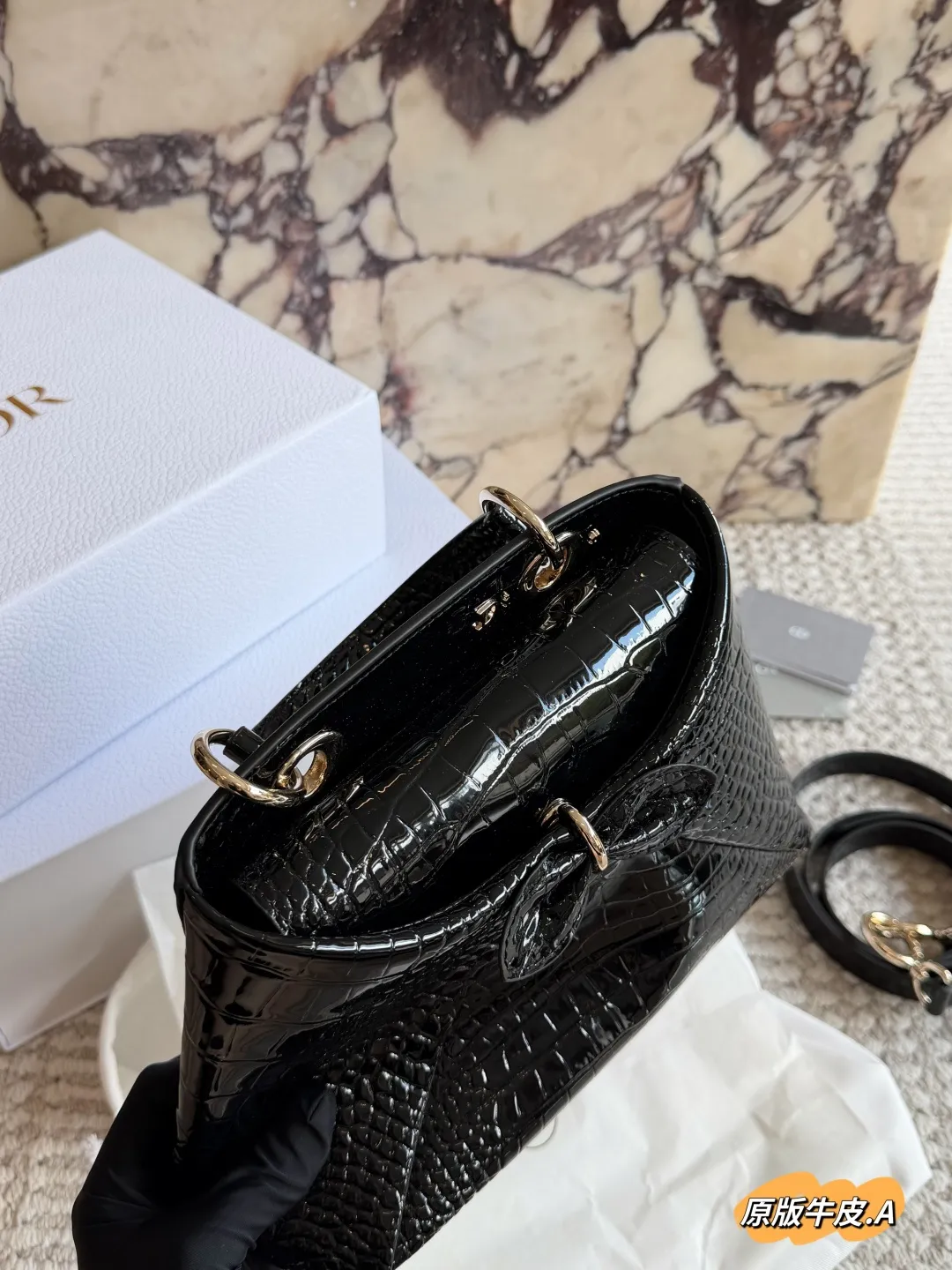 p275 Dior 2026春夏蝴蝶结手提包 原版牛皮 Dior 2026春夏蝴蝶结手提包由Jonathan Anderson设计,灵感来自品牌典藏元素。黑色皮革材质,正面立体蝴蝶结+金属扣,优雅又有辨识度+。手柄融入“Dior”字母,细节满分!尺寸适中,手提or肩背都OK,通勤、正式场合都能轻松驾驭。建筑感廓形+现代美学,时尚实用兼备,是本季超亮眼单品!,25cm配盒子