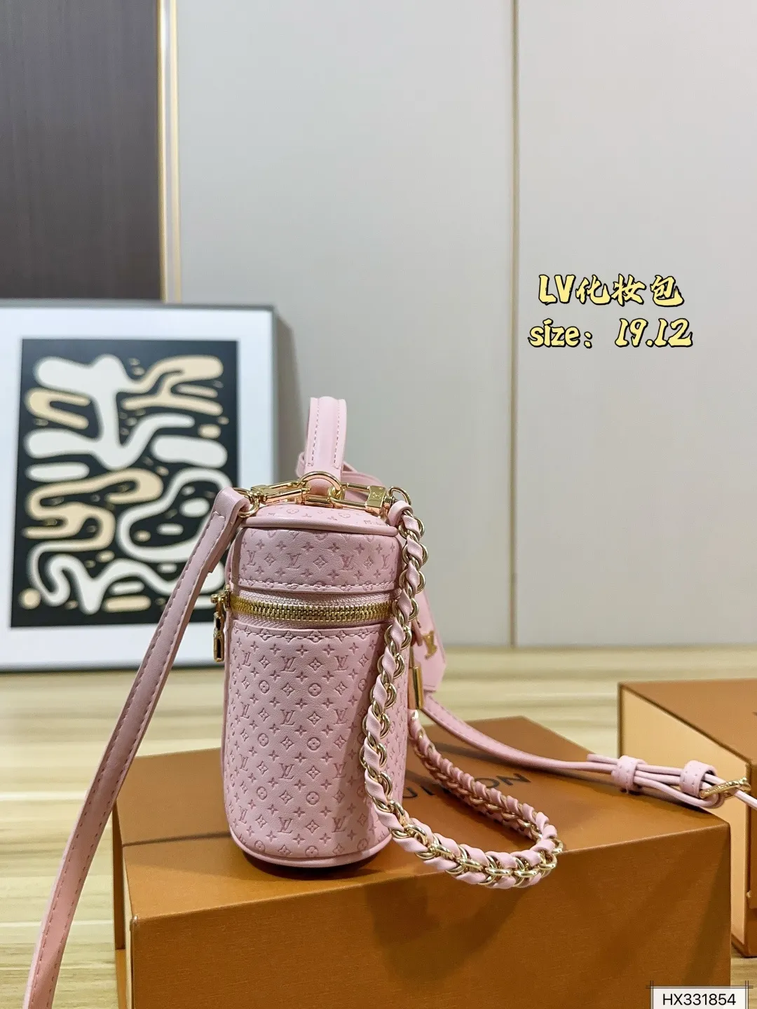 💰170 折叠盒 Lv化妆包 低调奢华超有质感✨经典锁头设计,链条肩带可手提or斜挎,通勤、旅行都OK!尺寸刚好,日常用品轻松装下,实用又时髦。尺寸19 12