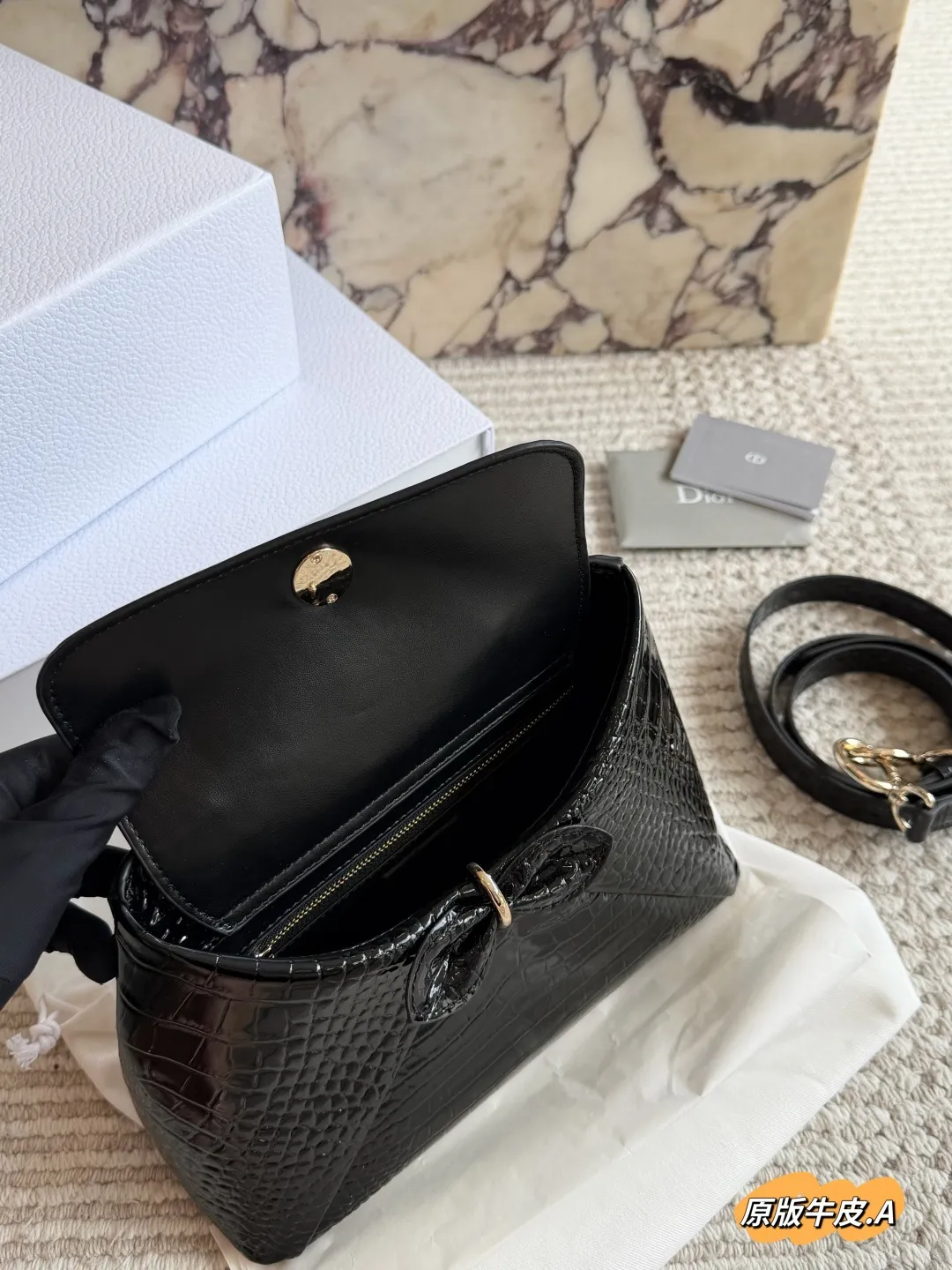 p275 Dior 2026春夏蝴蝶结手提包 原版牛皮 Dior 2026春夏蝴蝶结手提包由Jonathan Anderson设计，灵感来自品牌典藏元素。黑色皮革材质，正面立体蝴蝶结+金属扣，优雅又有辨识度+。手柄融入&ldquo;Dior&rdquo;字母，细节满分!尺寸适中，手提or肩背都OK，通勤、正式场合都能轻松驾驭。建筑感廓形+现代美学，时尚实用兼备，是本季超亮眼单品!，25cm配盒子