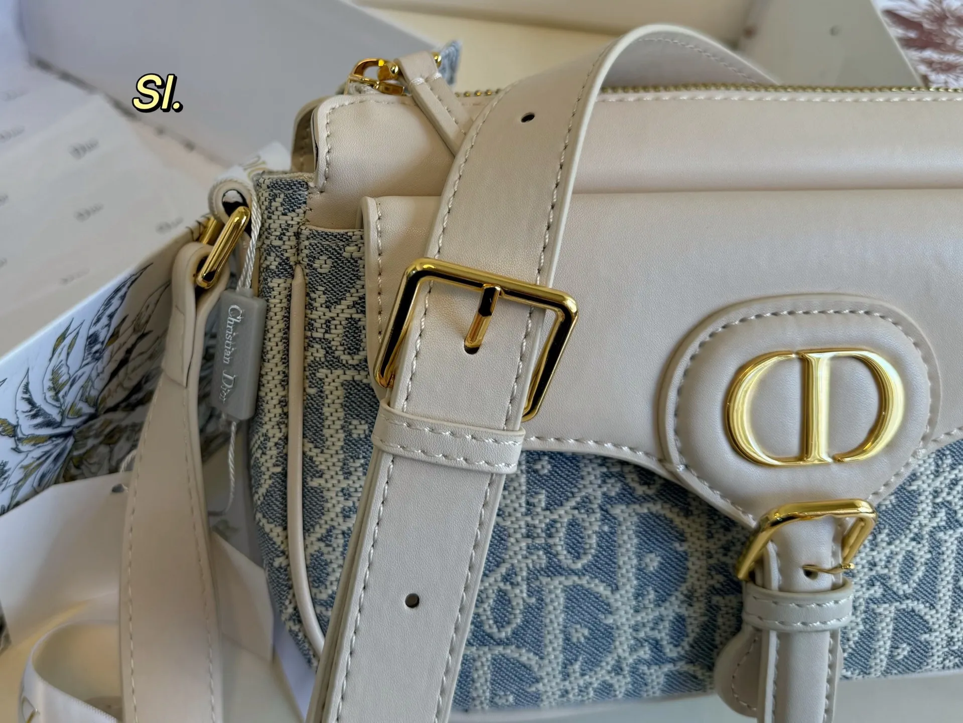 P195(折叠盒) size:21×14 DIOR迪奥新款D-journey波比拉链相机包❤️ 仙气飘飘的新款 一眼飘到谁心里 包体满印刺绣字母 辨识度超高 容量满足日常,肩带🉑️调节~ 上身舒适,出差旅游必备‼️