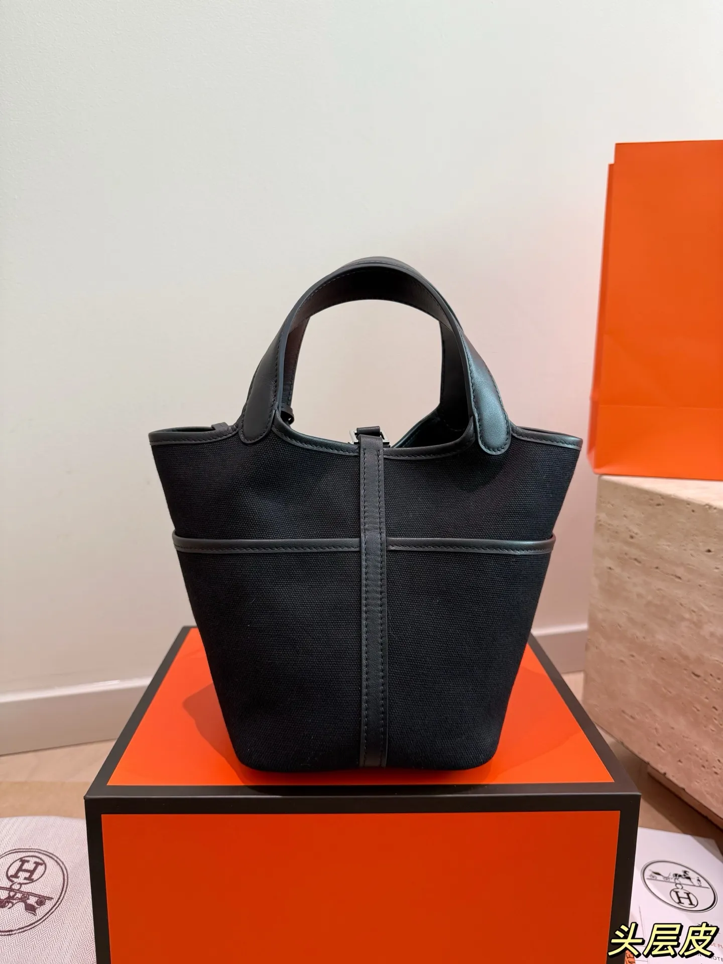 P270 配礼盒 爱马仕Cargo菜篮子包 👜这款爱马仕Cargo Picotin Lock 18手袋,采用帆布拼接皮革,轻盈又硬挺,日常通勤或休闲都超适合!18cm容量刚刚好,附带小口袋超实用,银色锁扣+简约线条,军装风满满,帅气又百搭✨。芝麻色超经典,四季都能搭,帆布材质耐用不易变形,是爱马仕热门款,时髦精们都爱不释手!