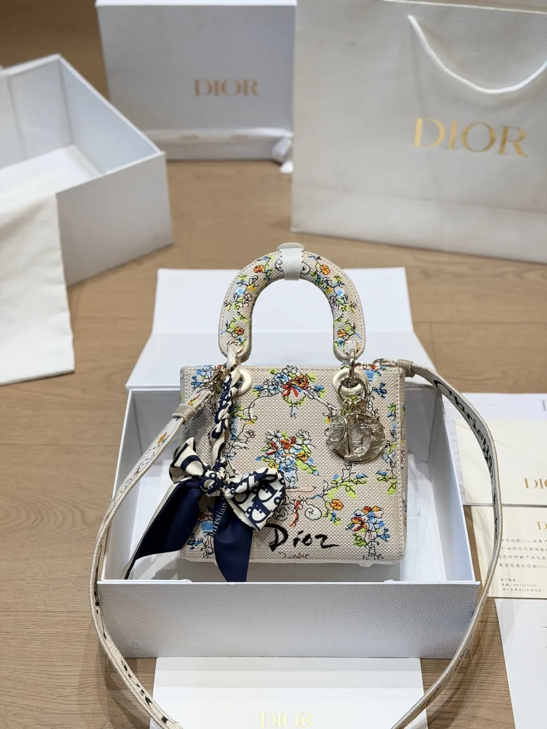复刻版 原版布 p285(小号) Dior Lady D-Lite刺绣包 刺绣戴妃配斜挎带 D家最具有代表性的包包,拥有众多的粉丝~D家 lady D-Lite~诞生于20世纪90年代初,与戴安娜王妃有一段特殊的传奇,所以又被称为戴妃包最新款藤格纹刺绣戴妃包~精致度不止提升了一个档次开箱的仪式感~先来欣赏下视频~精致的如同艺术品这款包主打手工,每一个地方都是纯手工完成刺绣包边尤其是手柄处,感受到了吗 这款包特点全部立体感刺绣刺刺绣针数10万针以上,包包材质是意大利进口防水环保帆布 包包配有一款现在最流行的粗肩带,时尚感爆棚,休闲味道更浓郁~超百搭~容量很@,搭配翻盖设计,安全感十足 质感高级,配个大衣啥的太适合了,要有 包尺寸 20cm