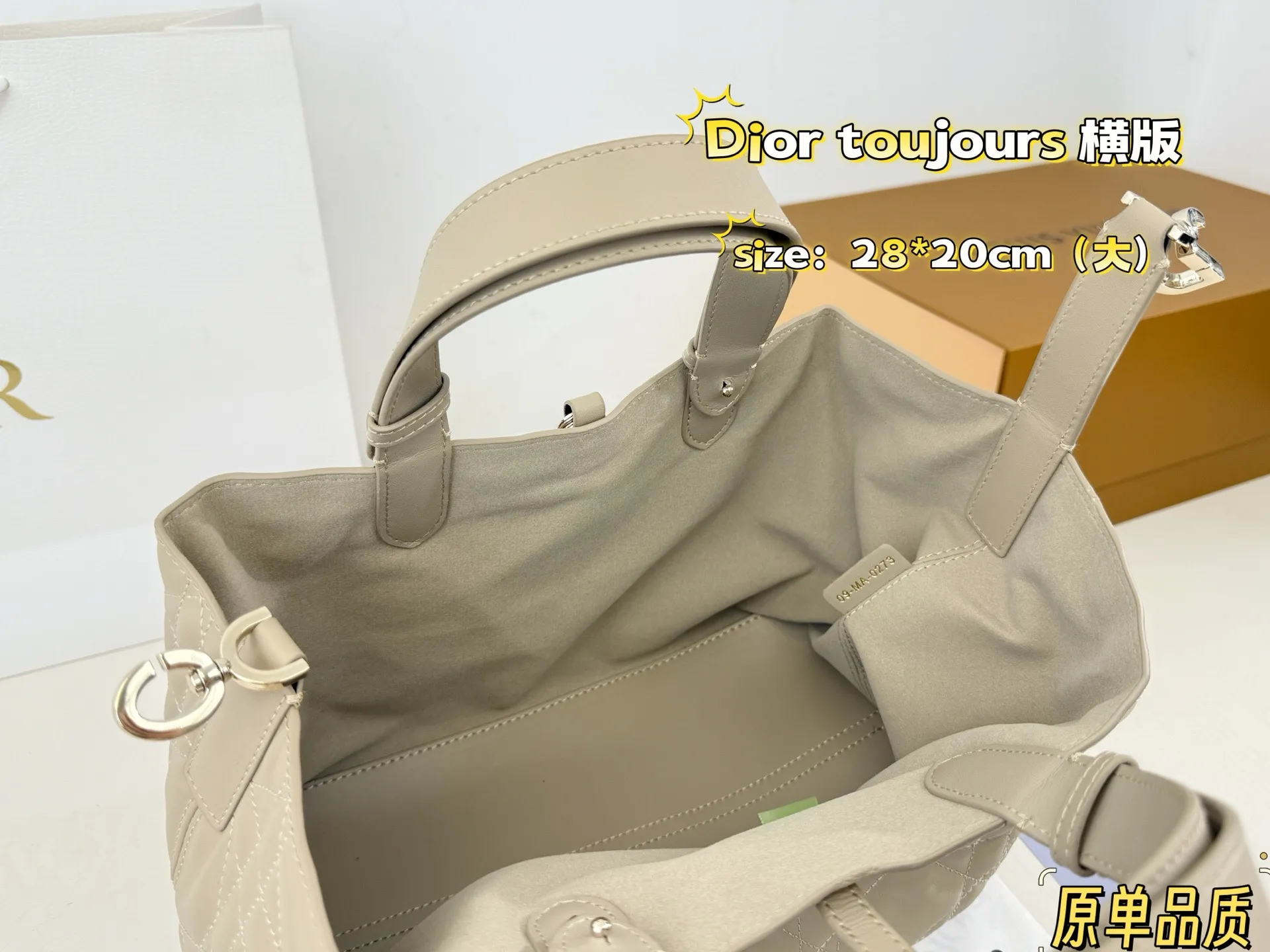 （折叠盒⚠️）纯皮p300 Dior toujours我愿称之为本季神作 Dior新款toujours这款包包真的有太多抓住我的点了巴首先它的包身非常的轻3 四其次它是选用非常柔软的牛皮拎着的舒适度也很好 s内里也是细节拉满容量也很大首 不仅如此还附带一个小钱袋关键是价格是真的香国四很符合年轻热向往自由说走就走的态度 尺寸大号 28 20