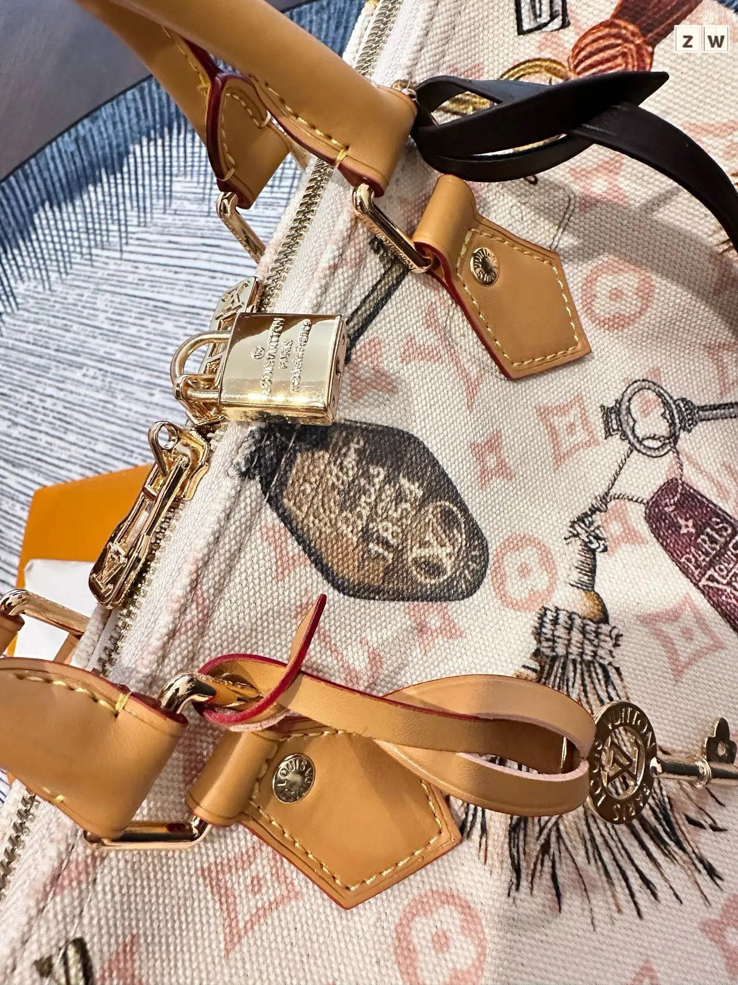 p170 官网双盒包装 Lv古董系列Keepall Bandouliere 30 旅行袋 超酷中LV Keepall老花旅行袋 LVKeepall 出差旅行最常用的一只包 这是超酷的一只包 可以做健身包，也可做旅行袋 容量超级感人非常的实用! 出差三四天背这只包，衣服和洗漱用品完全足够!最主要是凹造型最棒了~ 马上爱豆出街的赶脚 路易威登Louis Vuitton 9VintageMusevie 中古店I嘿 尺寸 30cm
