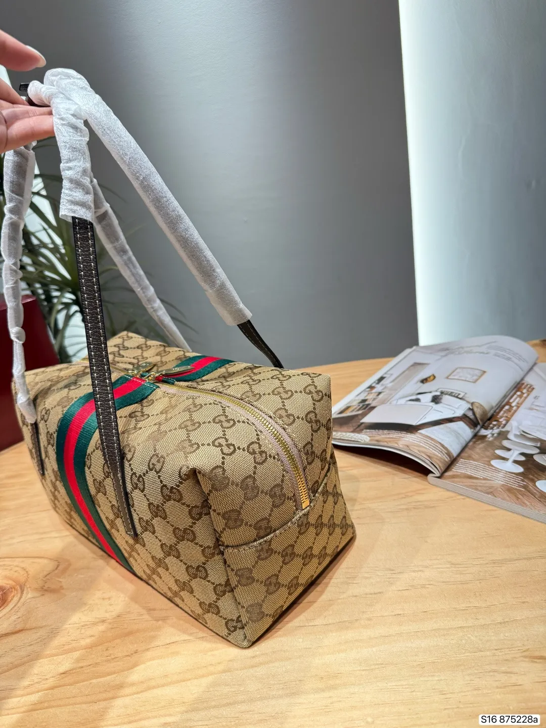 P130酷奇 Gucci Ophidia系列波士顿包​​ 👜Gucci Ophidia波士顿包，经典米色乌木GG Supreme帆布+红绿织带，复古又时髦✨。包型软挺，容量适中，通勤出街都OK！内部空间合理，日常小物轻松收纳，实用又百搭，是Gucci标志性设计，怎么搭都好看！ 尺寸29 15 货号875228