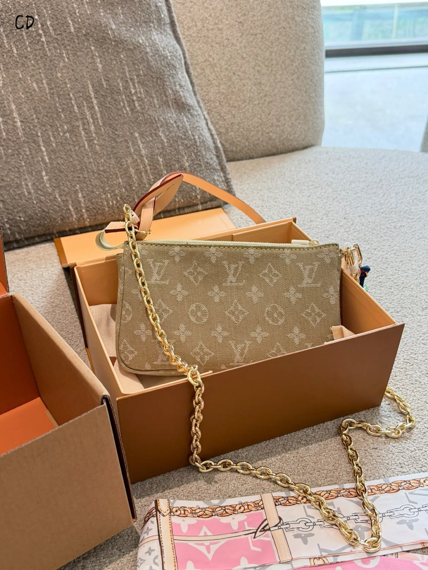 p175 LV丹宁CARGO手袋​​ 👜LV丹宁CARGO手袋是2026丹宁系列新品，采用柔软牛仔布+经典Monogram老花，搭配天然牛皮饰边和金属扣件，复古又实用✨。正面双口袋设计，收纳力满分，肩带可调节，支持斜挎/单肩背，通勤休闲都OK！丹宁材质轻便耐用，容量大，日常出门超方便，是本季超火的热门单品🔥。