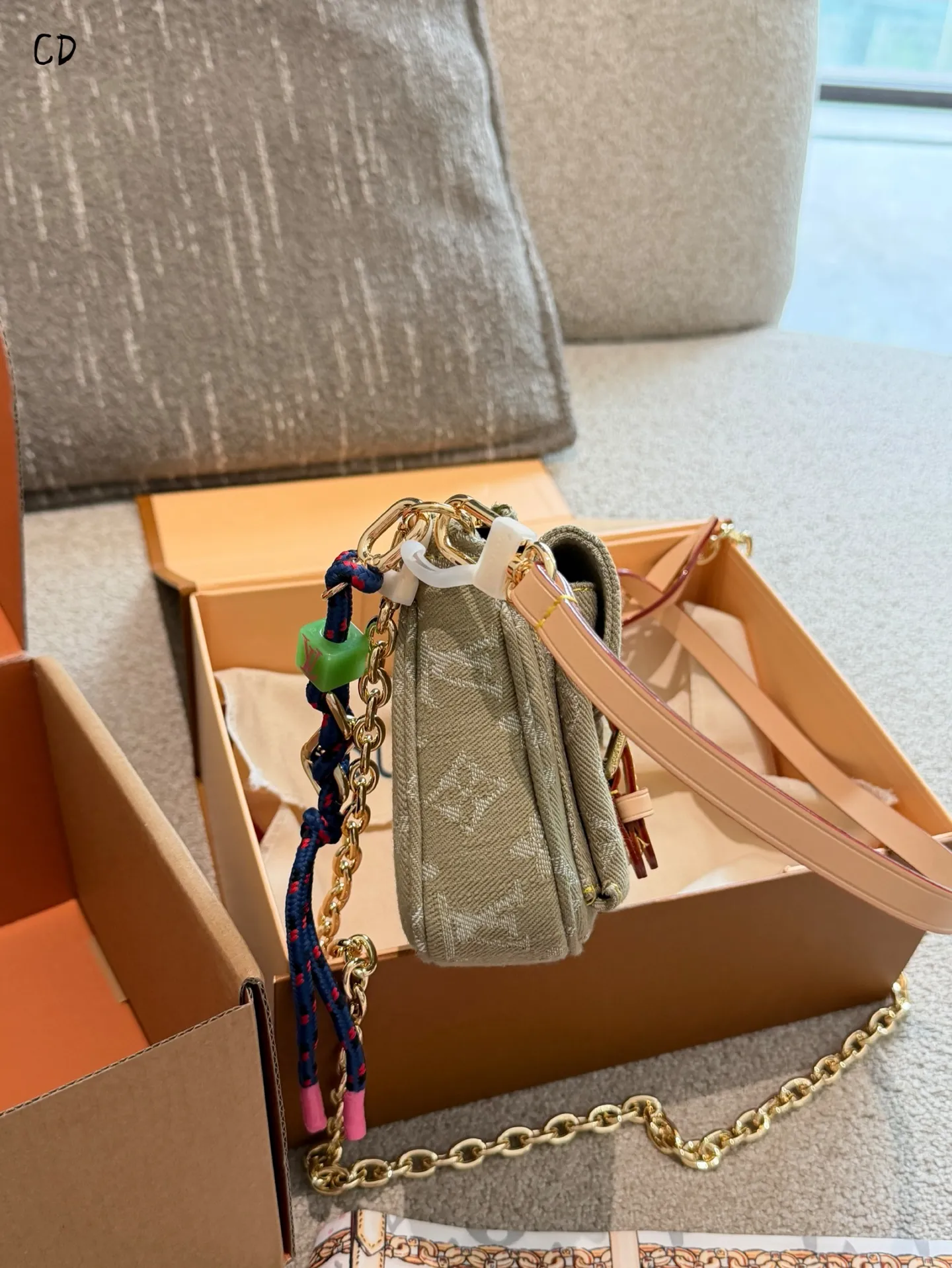 p175 LV丹宁CARGO手袋 👜LV丹宁CARGO手袋是2026丹宁系列新品,采用柔软牛仔布+经典Monogram老花,搭配天然牛皮饰边和金属扣件,复古又实用✨。正面双口袋设计,收纳力满分,肩带可调节,支持斜挎/单肩背,通勤休闲都OK!丹宁材质轻便耐用,容量大,日常出门超方便,是本季超火的热门单品🔥。