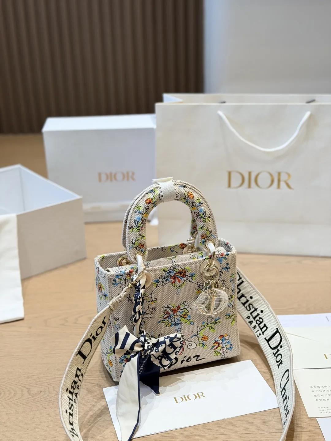 复刻版 原版布 p285(小号) Dior Lady D-Lite刺绣包 刺绣戴妃配斜挎带 D家最具有代表性的包包,拥有众多的粉丝~D家 lady D-Lite~诞生于20世纪90年代初,与戴安娜王妃有一段特殊的传奇,所以又被称为戴妃包最新款藤格纹刺绣戴妃包~精致度不止提升了一个档次开箱的仪式感~先来欣赏下视频~精致的如同艺术品这款包主打手工,每一个地方都是纯手工完成刺绣包边尤其是手柄处,感受到了吗 这款包特点全部立体感刺绣刺刺绣针数10万针以上,包包材质是意大利进口防水环保帆布 包包配有一款现在最流行的粗肩带,时尚感爆棚,休闲味道更浓郁~超百搭~容量很@,搭配翻盖设计,安全感十足 质感高级,配个大衣啥的太适合了,要有 包尺寸 20cm