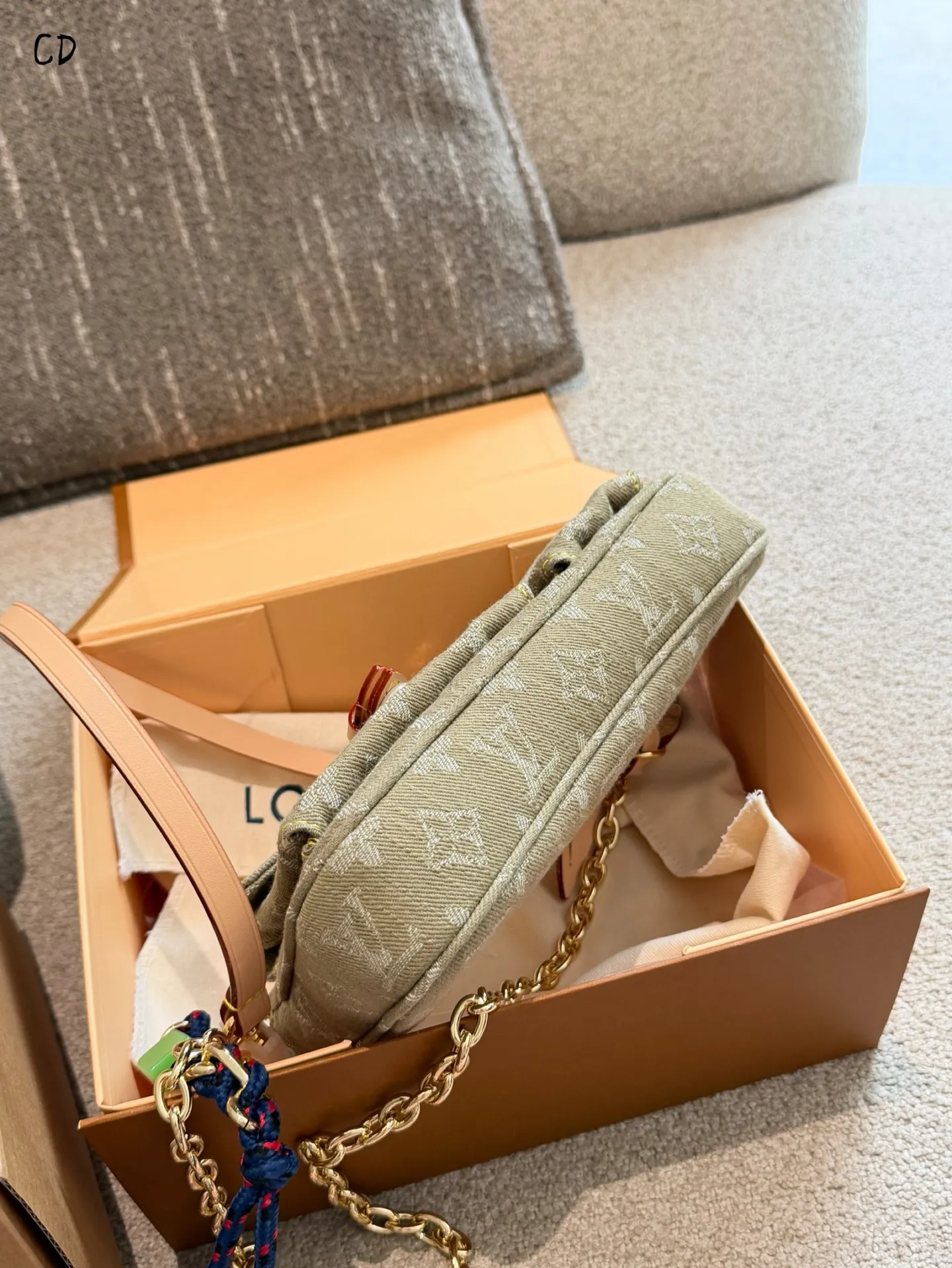 p175 LV丹宁CARGO手袋​​ 👜LV丹宁CARGO手袋是2026丹宁系列新品，采用柔软牛仔布+经典Monogram老花，搭配天然牛皮饰边和金属扣件，复古又实用✨。正面双口袋设计，收纳力满分，肩带可调节，支持斜挎/单肩背，通勤休闲都OK！丹宁材质轻便耐用，容量大，日常出门超方便，是本季超火的热门单品🔥。