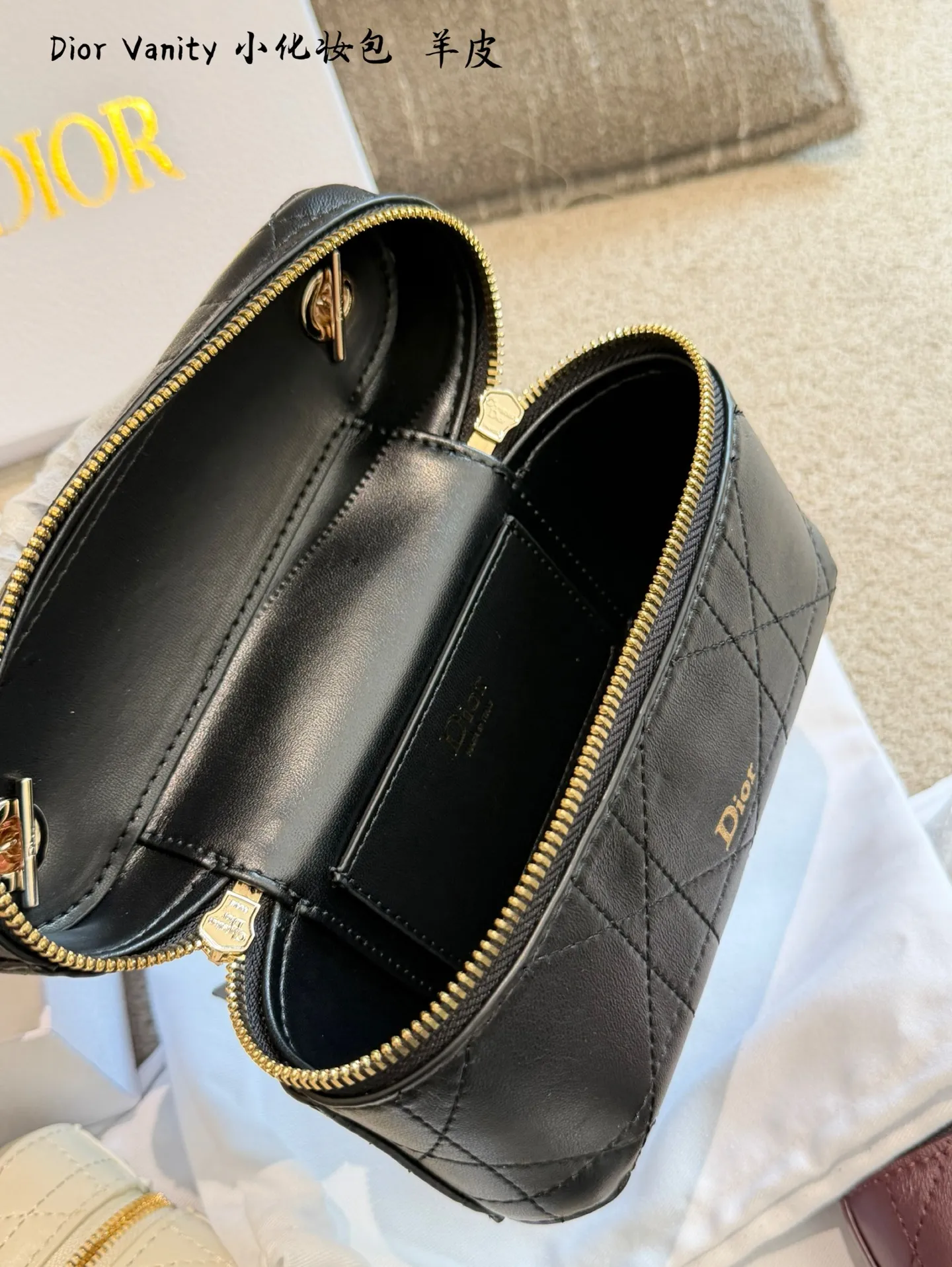 p215 Dior lp小盒子Vanity化妆包 🖤Dior Lady戴妃Vanity化妆包,羊皮经典藤格纹缝线,金色链条&拉链超有质感✨。尺寸19cm迷你小巧,手提or斜挎都OK,日常出街、约会都能轻松驾驭!灵感来自戴妃包,复古优雅又实用,化妆包&手袋二合一,通勤、旅行都能装下小物,时髦又百搭💼。