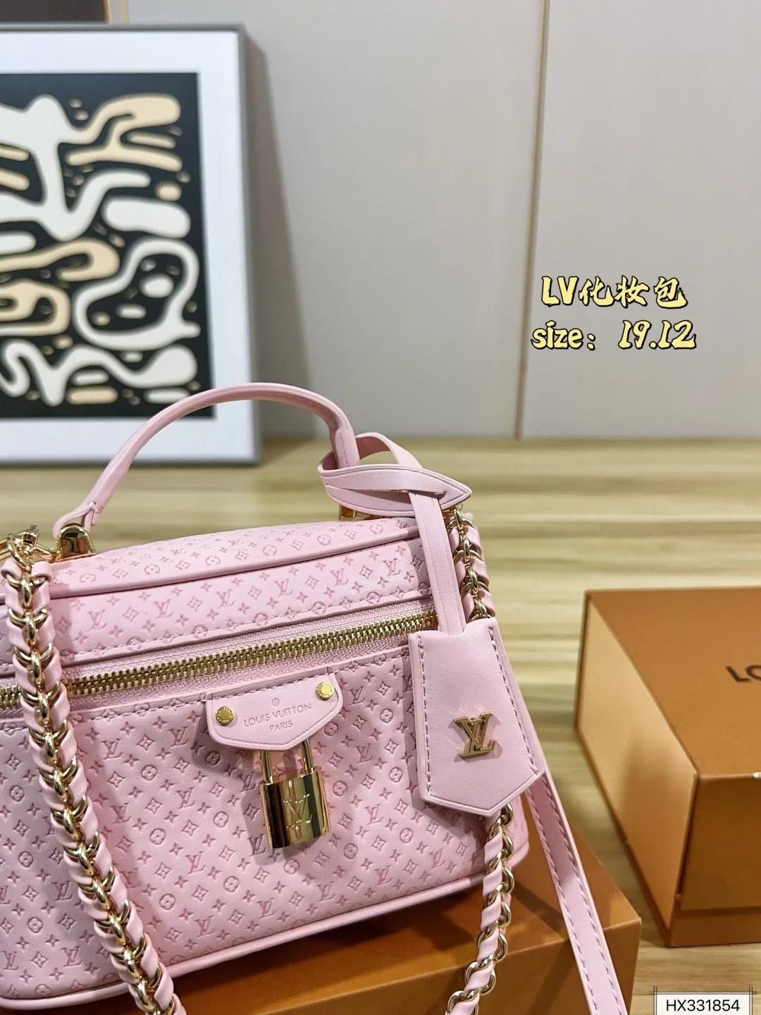 💰170 折叠盒 Lv化妆包 低调奢华超有质感✨经典锁头设计,链条肩带可手提or斜挎,通勤、旅行都OK!尺寸刚好,日常用品轻松装下,实用又时髦。尺寸19 12