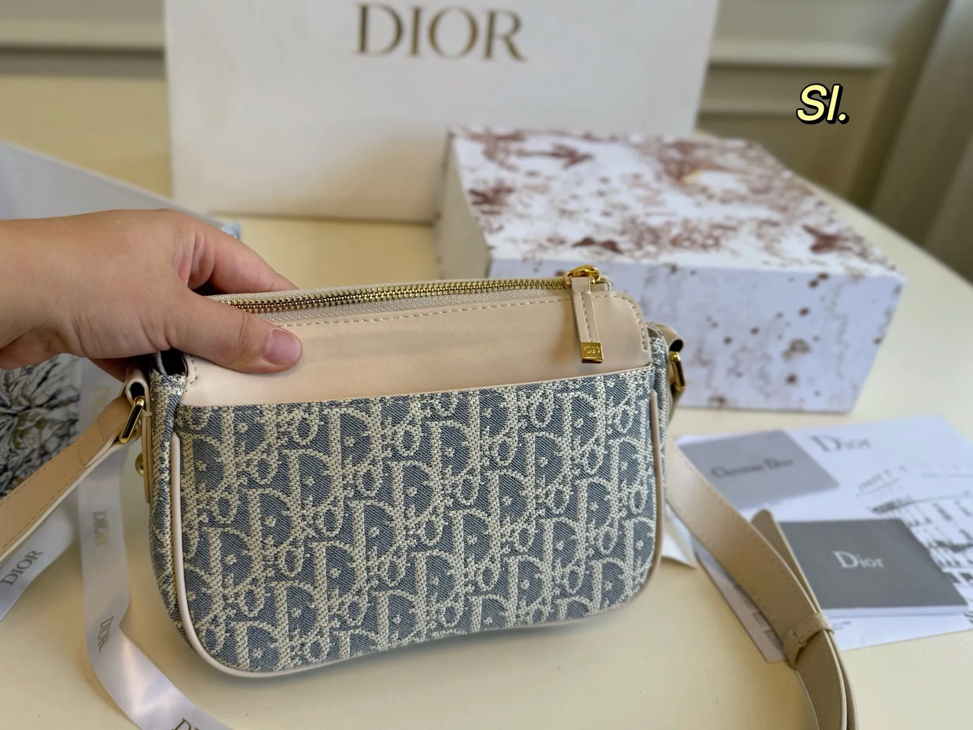 P195（折叠盒） size:21&times;14 DIOR迪奥新款D-journey波比拉链相机包❤️ 仙气飘飘的新款 一眼飘到谁心里 包体满印刺绣字母 辨识度超高 容量满足日常，肩带🉑️调节～ 上身舒适，出差旅游必备‼️