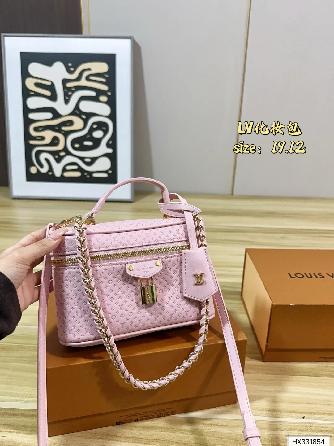 💰170 折叠盒 Lv化妆包 低调奢华超有质感✨经典锁头设计，链条肩带可手提or斜挎，通勤、旅行都OK！尺寸刚好，日常用品轻松装下，实用又时髦。尺寸19 12