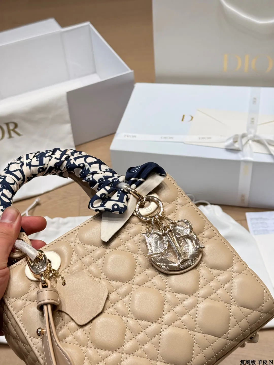 复刻版 羊皮 p250/p240 Dior Lady戴妃包四格羊皮​​ Dior经典Lady戴妃包，四格白金羊皮款，手感超柔软，搭配黑色手柄和金属&ldquo;CD&rdquo;吊饰，优雅又高级✨。菱格纹缝线+可拆卸蝴蝶结，手提、斜挎、单肩都OK，日常通勤或正式场合都能轻松驾驭。20cm容量刚好，实用又时髦，是Dior标志性单品，时尚圈超受欢迎，收藏价值满分 尺寸 20 17cm 17 15cm