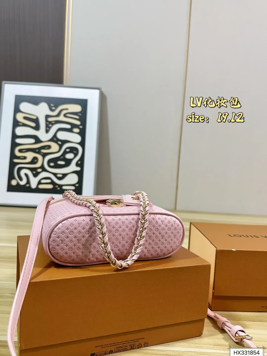 💰170 折叠盒 Lv化妆包 低调奢华超有质感✨经典锁头设计，链条肩带可手提or斜挎，通勤、旅行都OK！尺寸刚好，日常用品轻松装下，实用又时髦。尺寸19 12
