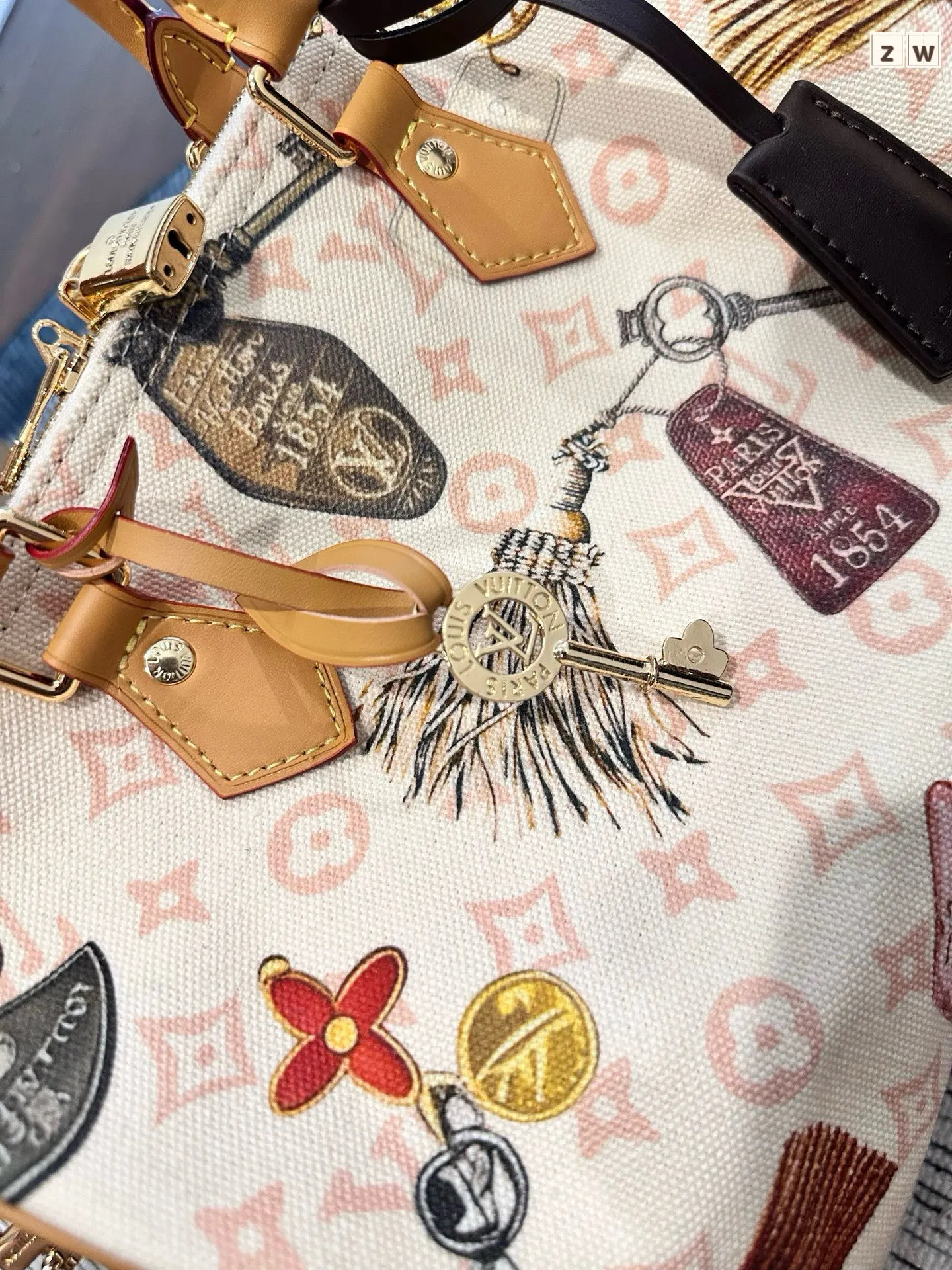 p170 官网双盒包装 Lv古董系列Keepall Bandouliere 30 旅行袋 超酷中LV Keepall老花旅行袋 LVKeepall 出差旅行最常用的一只包 这是超酷的一只包 可以做健身包,也可做旅行袋 容量超级感人非常的实用! 出差三四天背这只包,衣服和洗漱用品完全足够!最主要是凹造型最棒了~ 马上爱豆出街的赶脚 路易威登Louis Vuitton 9VintageMusevie 中古店I嘿 尺寸 30cm
