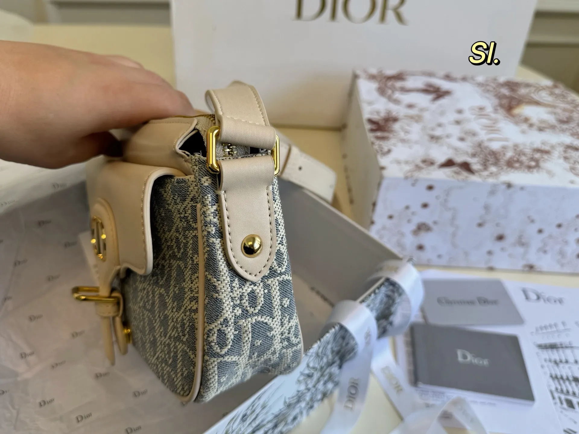 P195(折叠盒) size:21×14 DIOR迪奥新款D-journey波比拉链相机包❤️ 仙气飘飘的新款 一眼飘到谁心里 包体满印刺绣字母 辨识度超高 容量满足日常,肩带🉑️调节~ 上身舒适,出差旅游必备‼️