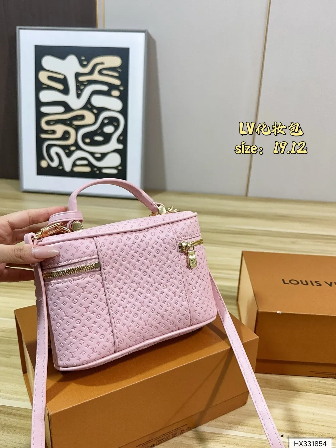 💰170 折叠盒 Lv化妆包 低调奢华超有质感✨经典锁头设计,链条肩带可手提or斜挎,通勤、旅行都OK!尺寸刚好,日常用品轻松装下,实用又时髦。尺寸19 12