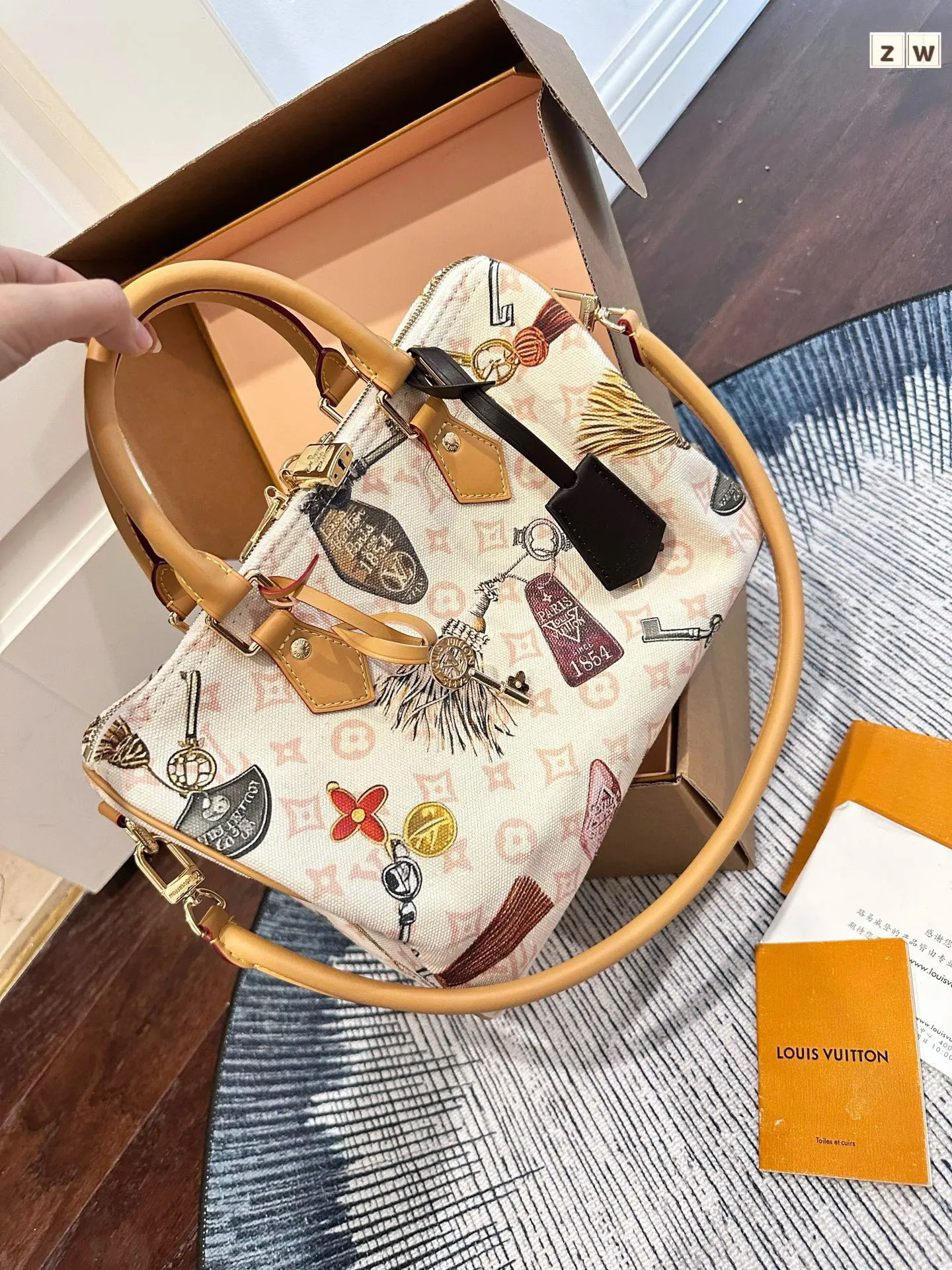 p170 官网双盒包装 Lv古董系列Keepall Bandouliere 30 旅行袋 超酷中LV Keepall老花旅行袋 LVKeepall 出差旅行最常用的一只包 这是超酷的一只包 可以做健身包，也可做旅行袋 容量超级感人非常的实用! 出差三四天背这只包，衣服和洗漱用品完全足够!最主要是凹造型最棒了~ 马上爱豆出街的赶脚 路易威登Louis Vuitton 9VintageMusevie 中古店I嘿 尺寸 30cm