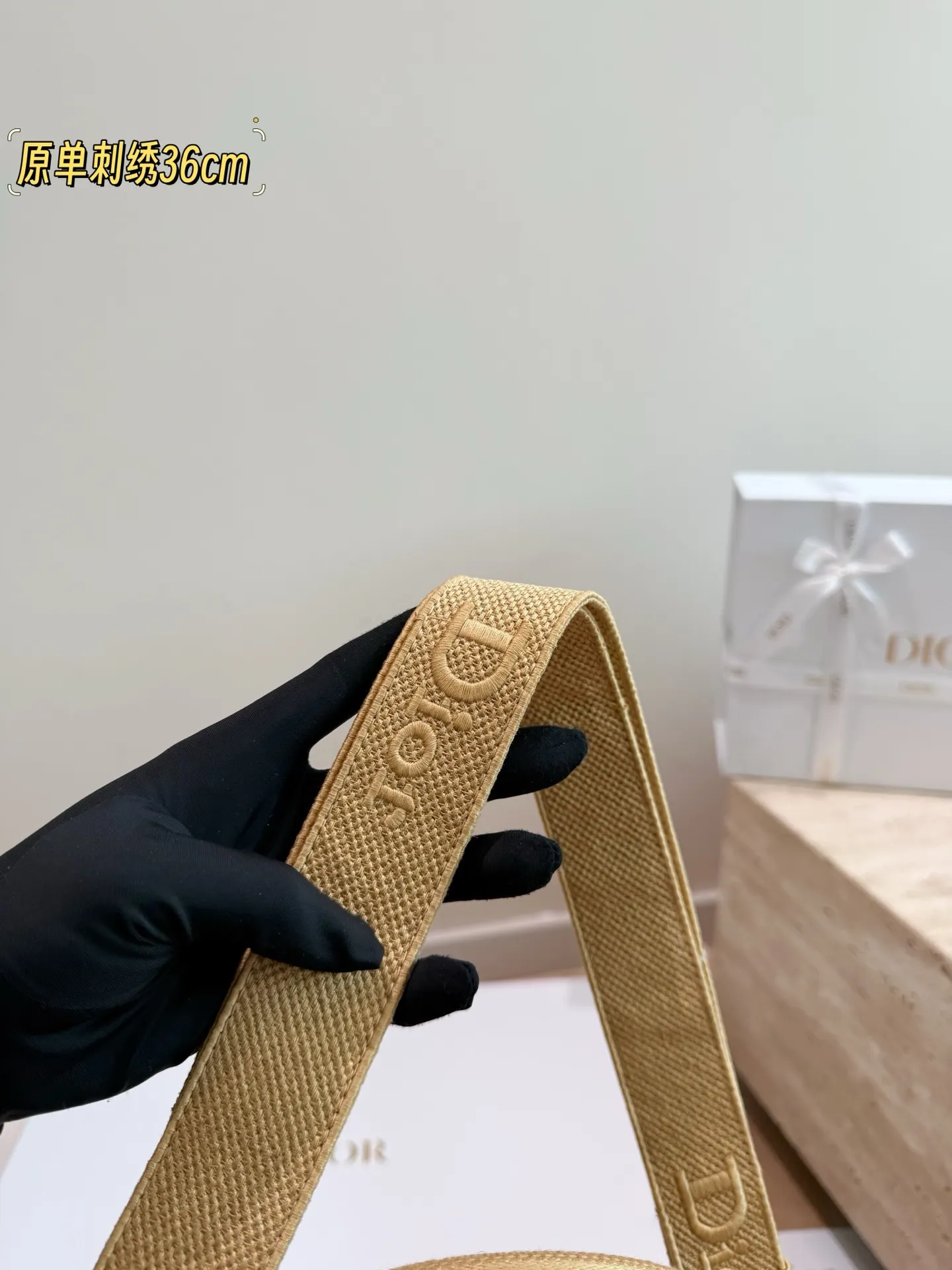 原单刺绣P260 P245 P215 Dior 提花 托特包 配内胆 Dior book tote今年最喜欢的一款购物袋 tote我用的次数最多的包，因为容量超级大，不管什么东西都向里面放，当然凹造型也是必须有的，这款Dior老花是我最喜欢的颜色，柜台出了很多颜色及花型，最后挑了这个颜色 小号的精致有型 配折叠礼盒 尺寸42cm 36cm 26cm