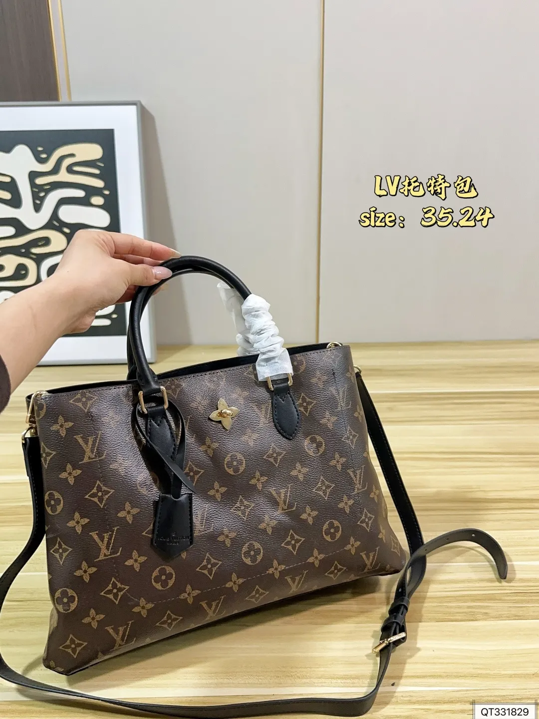 💰145 LV托特包 超火的Tote托特包,日常通勤都非常可会越用越喜欢的一款,值得入手 尺寸35.24