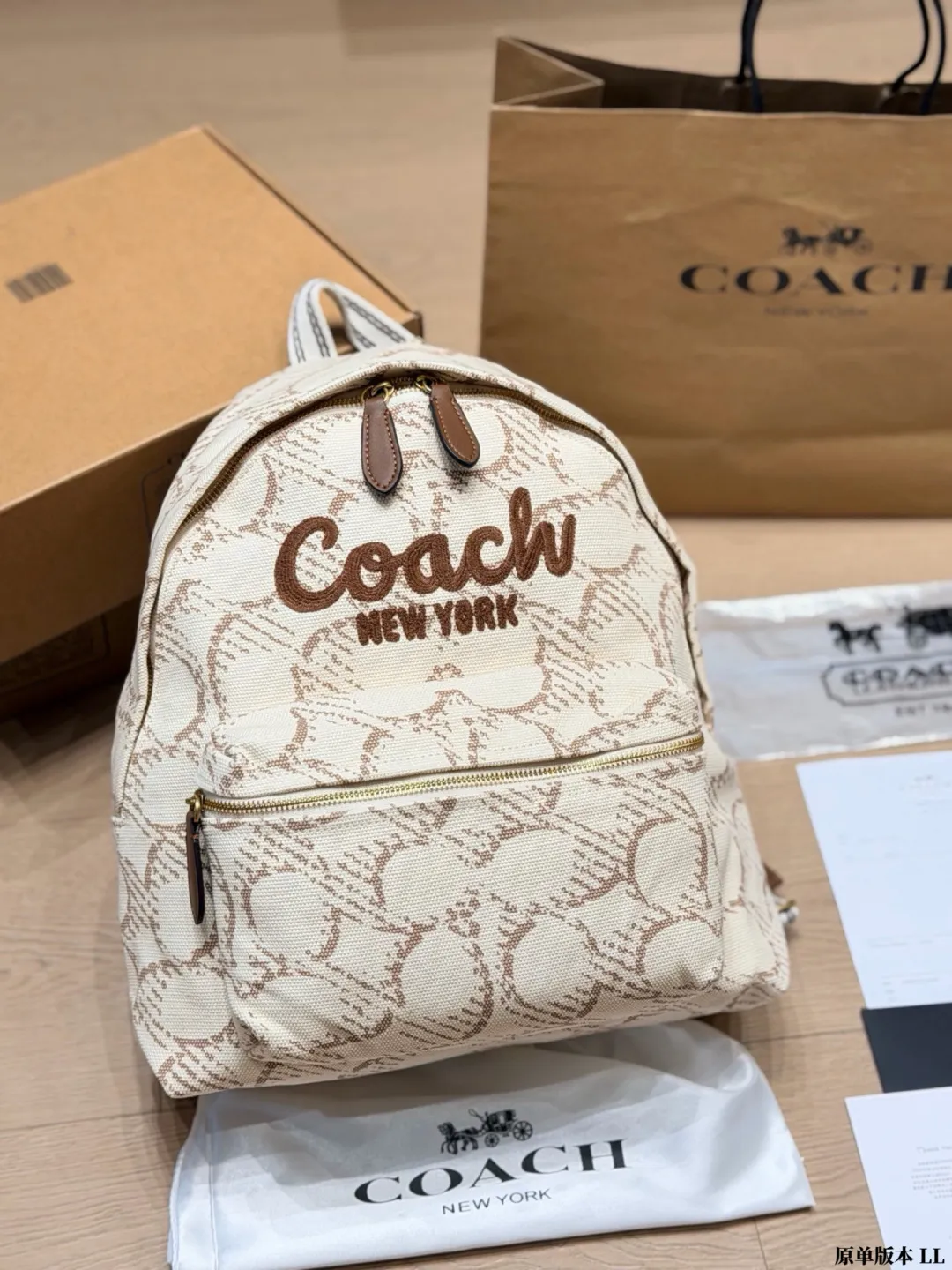 原单版本 p205 Coach丹宁牛仔双肩包 🖤Coach这款丹宁牛仔双肩包,黑色帆布+金色刺绣Logo,简约又有辨识度✨。能装下13-14寸笔记本,通勤、学生党、短途旅行都超实用!肩带可调节,背起来很舒服,男女都能背,轻便耐用,性价比高,日常出街必备! 尺寸 38 30cm