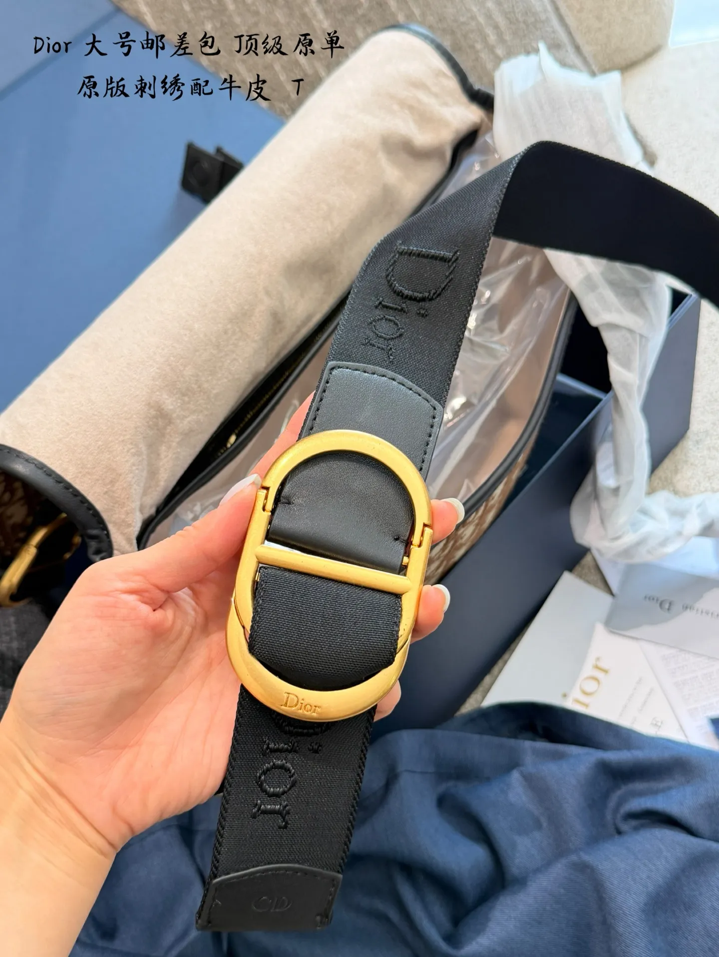 Dior Jett信使包p250 👜Dior Jett信使包是Jonathan Anderson首秀系列的明星单品,采用棕色Oblique印花科技面料+牛皮革饰边,复古金属CD搭扣超有辨识度✨。中号尺寸,通勤休闲都能轻松驾驭,肩带可调节,斜挎or肩背都OK!设计随性又有结构感,实用又时髦,是现代游牧风格的代表,时尚爱好者必入!30cm