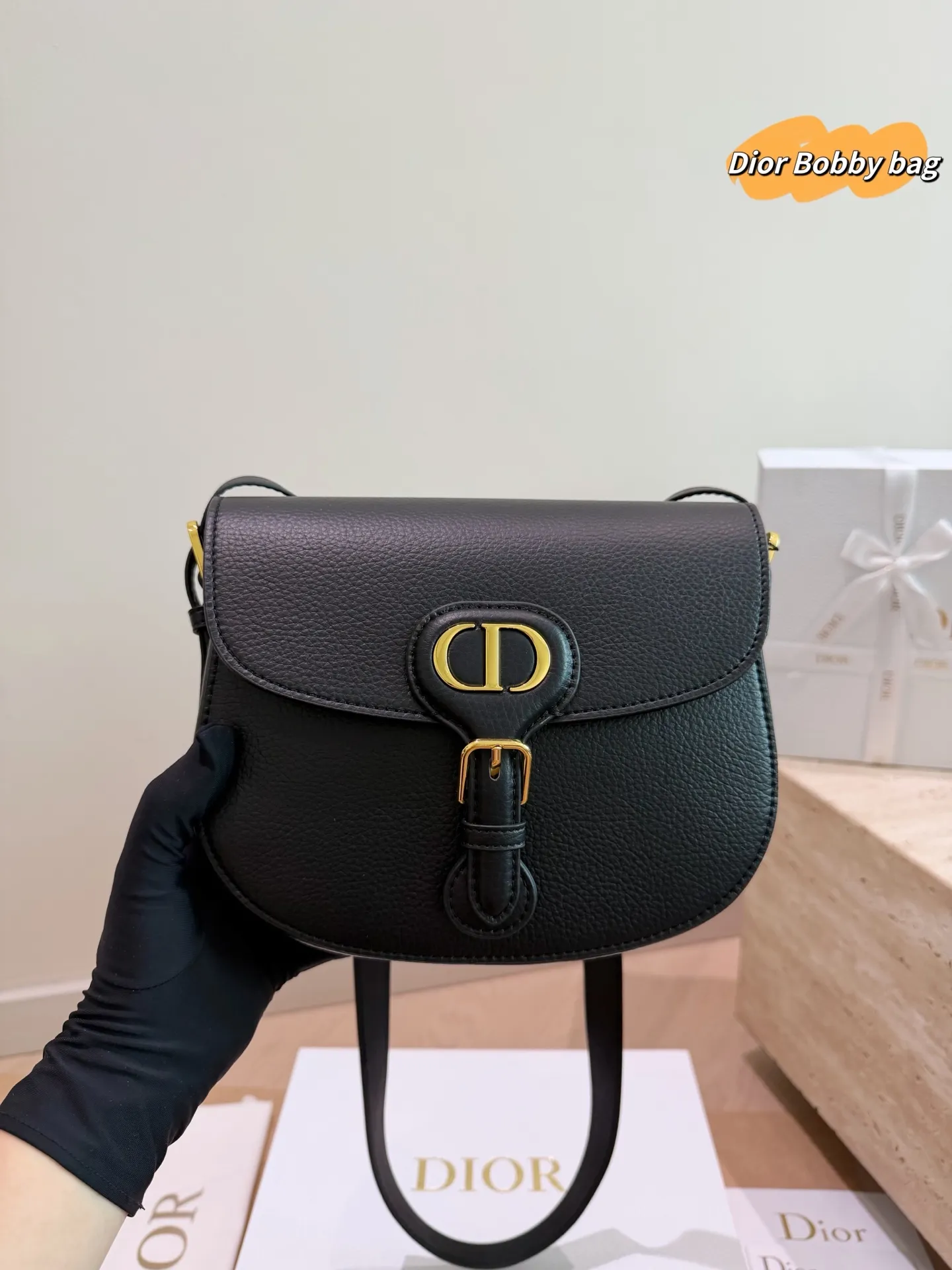P210 配礼盒 Dior Bobby 新款马鞍包 现在预定爆了，baby同款 最新面料颜色，五金复古感，不易磨损 带有OBLIQUE印花和金属CD LOGO的款式！ 这两个元素俨然已经成为新一代DIOR包包爆款的重要标志！ 尺寸:22.18cm