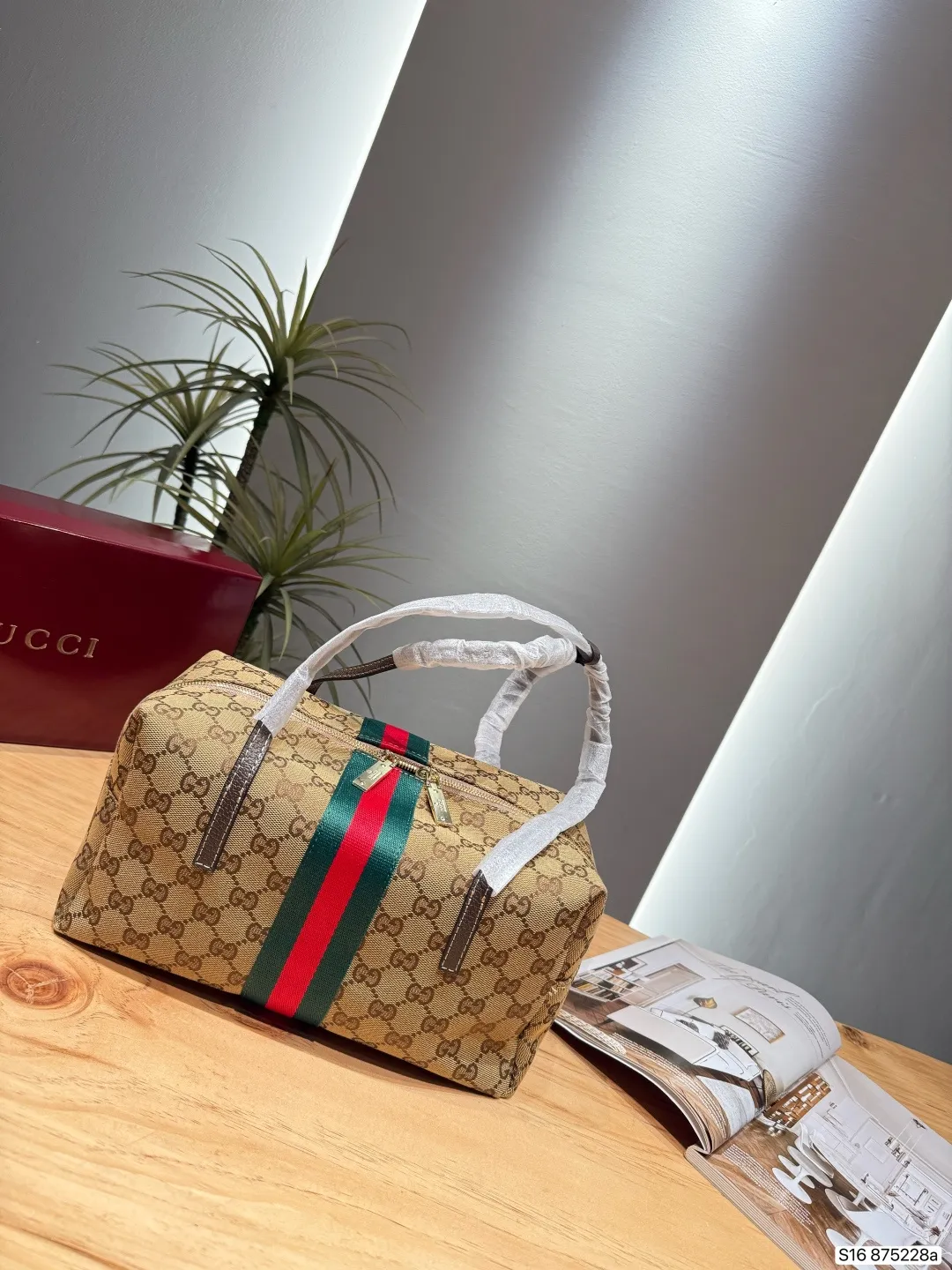 P130酷奇 Gucci Ophidia系列波士顿包​​ 👜Gucci Ophidia波士顿包，经典米色乌木GG Supreme帆布+红绿织带，复古又时髦✨。包型软挺，容量适中，通勤出街都OK！内部空间合理，日常小物轻松收纳，实用又百搭，是Gucci标志性设计，怎么搭都好看！ 尺寸29 15 货号875228