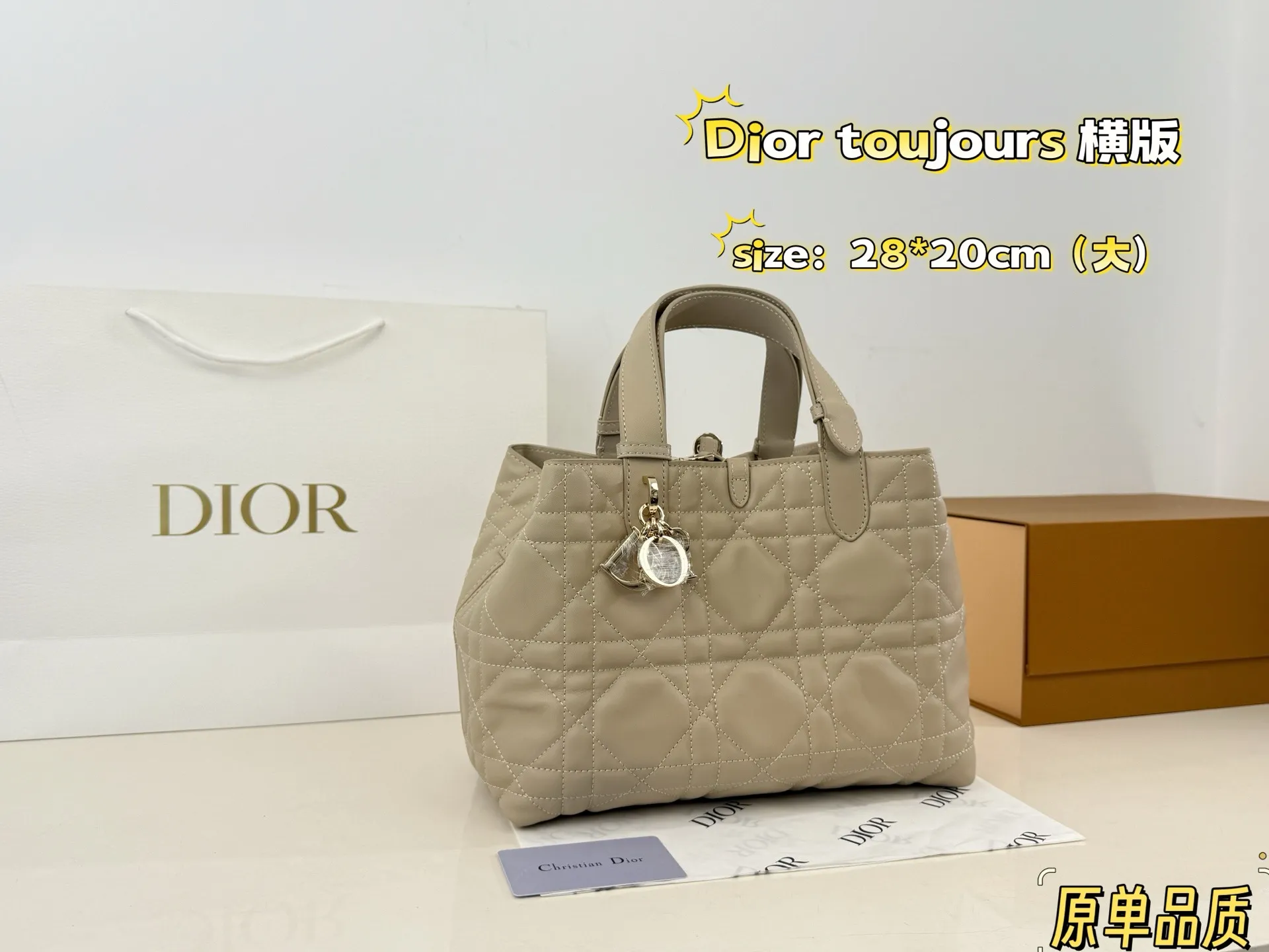 （折叠盒⚠️）纯皮p300 Dior toujours我愿称之为本季神作 Dior新款toujours这款包包真的有太多抓住我的点了巴首先它的包身非常的轻3 四其次它是选用非常柔软的牛皮拎着的舒适度也很好 s内里也是细节拉满容量也很大首 不仅如此还附带一个小钱袋关键是价格是真的香国四很符合年轻热向往自由说走就走的态度 尺寸大号 28 20