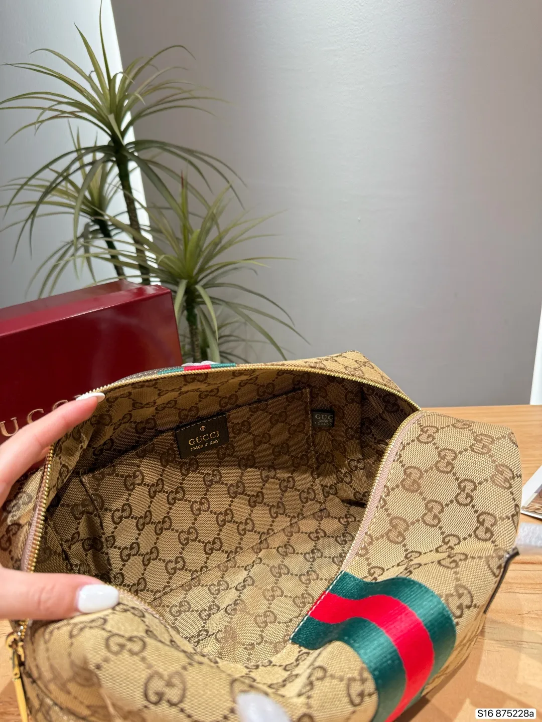 P130酷奇 Gucci Ophidia系列波士顿包​​ 👜Gucci Ophidia波士顿包，经典米色乌木GG Supreme帆布+红绿织带，复古又时髦✨。包型软挺，容量适中，通勤出街都OK！内部空间合理，日常小物轻松收纳，实用又百搭，是Gucci标志性设计，怎么搭都好看！ 尺寸29 15 货号875228
