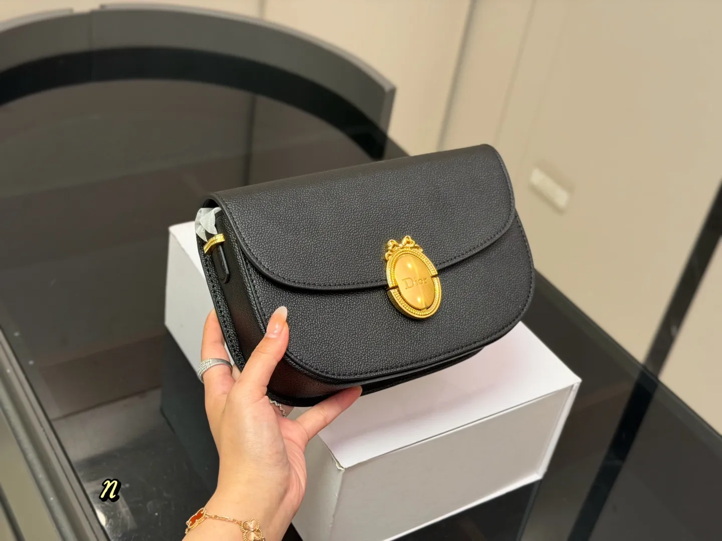 &yen;225 折叠盒 迪奥Medailon Flap好复古 DiorFall26的这只增加了包柜里特法式篇章～ Oblique老花真的永远是法式穿搭的万能答案。 尺寸:23.16cm