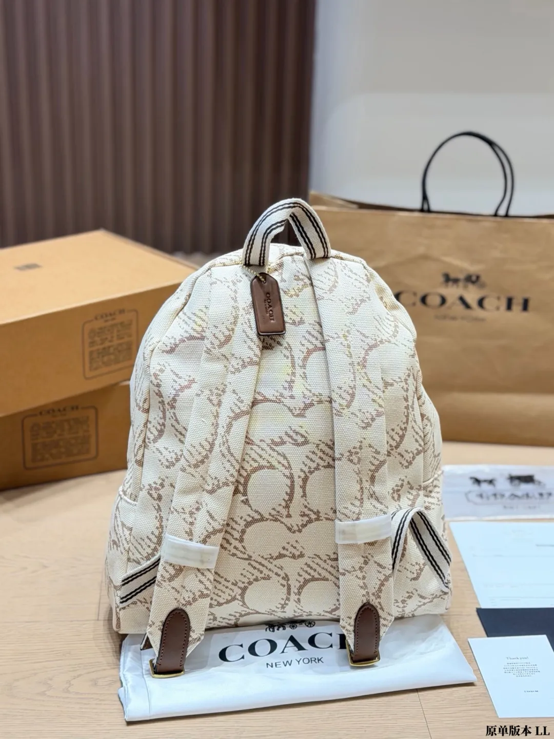 原单版本 p205 Coach丹宁牛仔双肩包​​ 🖤Coach这款丹宁牛仔双肩包，黑色帆布+金色刺绣Logo，简约又有辨识度✨。能装下13-14寸笔记本，通勤、学生党、短途旅行都超实用！肩带可调节，背起来很舒服，男女都能背，轻便耐用，性价比高，日常出街必备！ 尺寸 38 30cm
