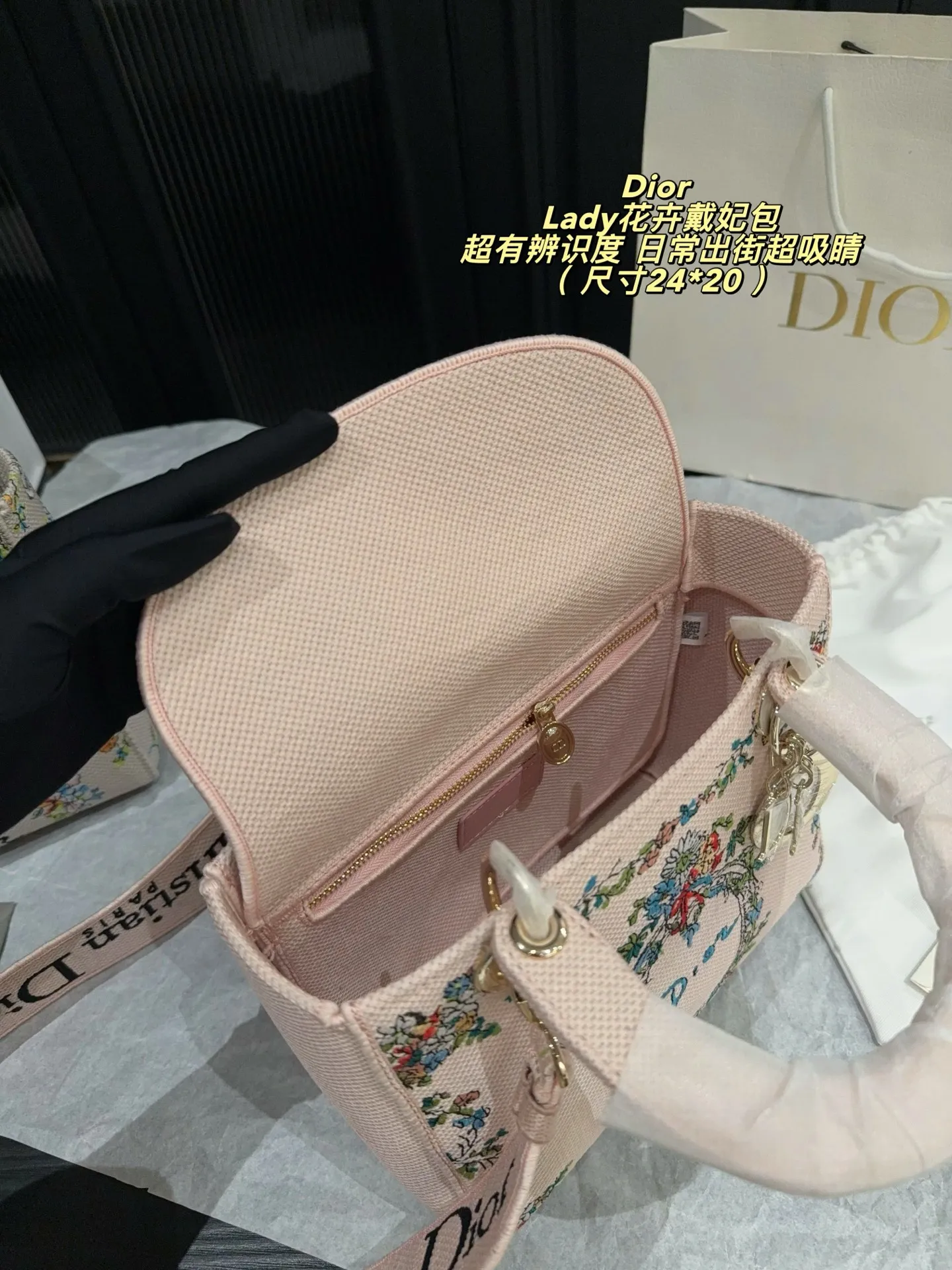 p295折叠盒⚠️尺寸24*20 迪奥Dior Lady Dior花卉手袋，粉色涂层帆布+复古花卉印花，中央&ldquo;Dior&rdquo;标志超有辨识度！金属吊饰+可调节肩带，手提斜挎都OK，日常出街或度假都能轻松驾驭✨。灵感来自法式浪漫，搭配清新服饰，优雅气质直接拉满！