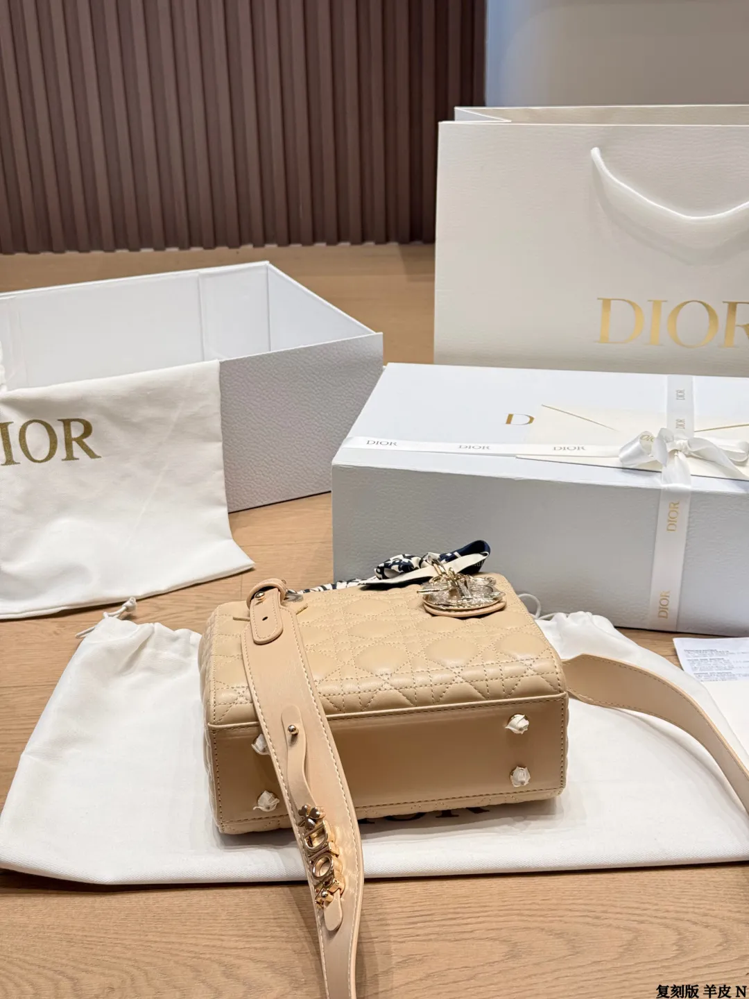 复刻版 羊皮 p250/p240 Dior Lady戴妃包四格羊皮 Dior经典Lady戴妃包,四格白金羊皮款,手感超柔软,搭配黑色手柄和金属“CD”吊饰,优雅又高级✨。菱格纹缝线+可拆卸蝴蝶结,手提、斜挎、单肩都OK,日常通勤或正式场合都能轻松驾驭。20cm容量刚好,实用又时髦,是Dior标志性单品,时尚圈超受欢迎,收藏价值满分 尺寸 20 17cm 17 15cm