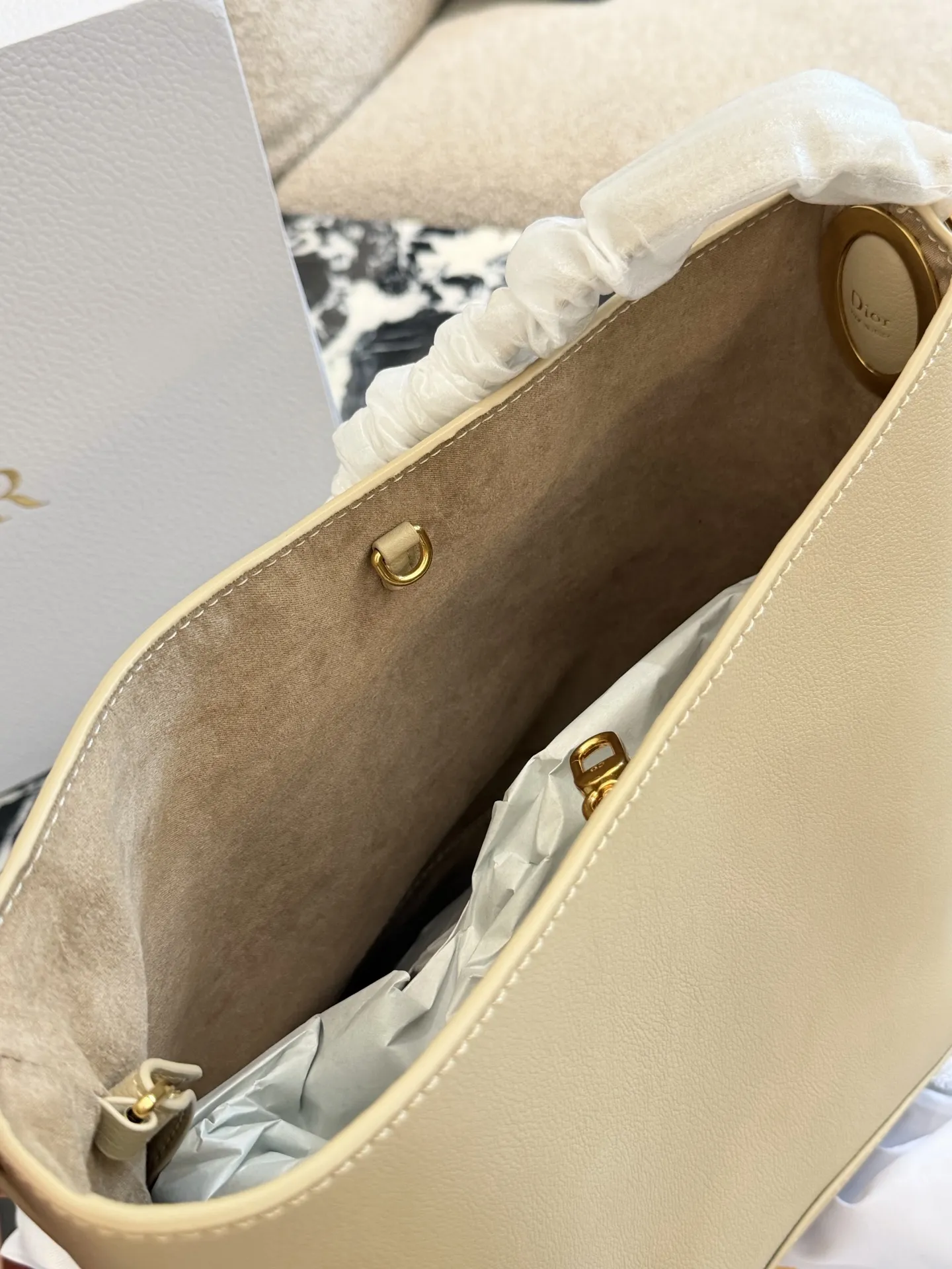 p250 Dior Diorbook手袋​​ 👜Dior Diorbook手袋采用优质小牛皮，触感细腻耐用，浅米色搭配白色褶皱肩带，简约优雅✨。弧形包身线条流畅，正面&ldquo;Dior&rdquo;标志低调精致。肩带可调节，支持手提或斜挎，日常通勤、休闲出行都很百搭。内部空间宽敞，手机、钱包、化妆品轻松收纳，实用又时髦，是Dior经典系列热门款！25&times;30