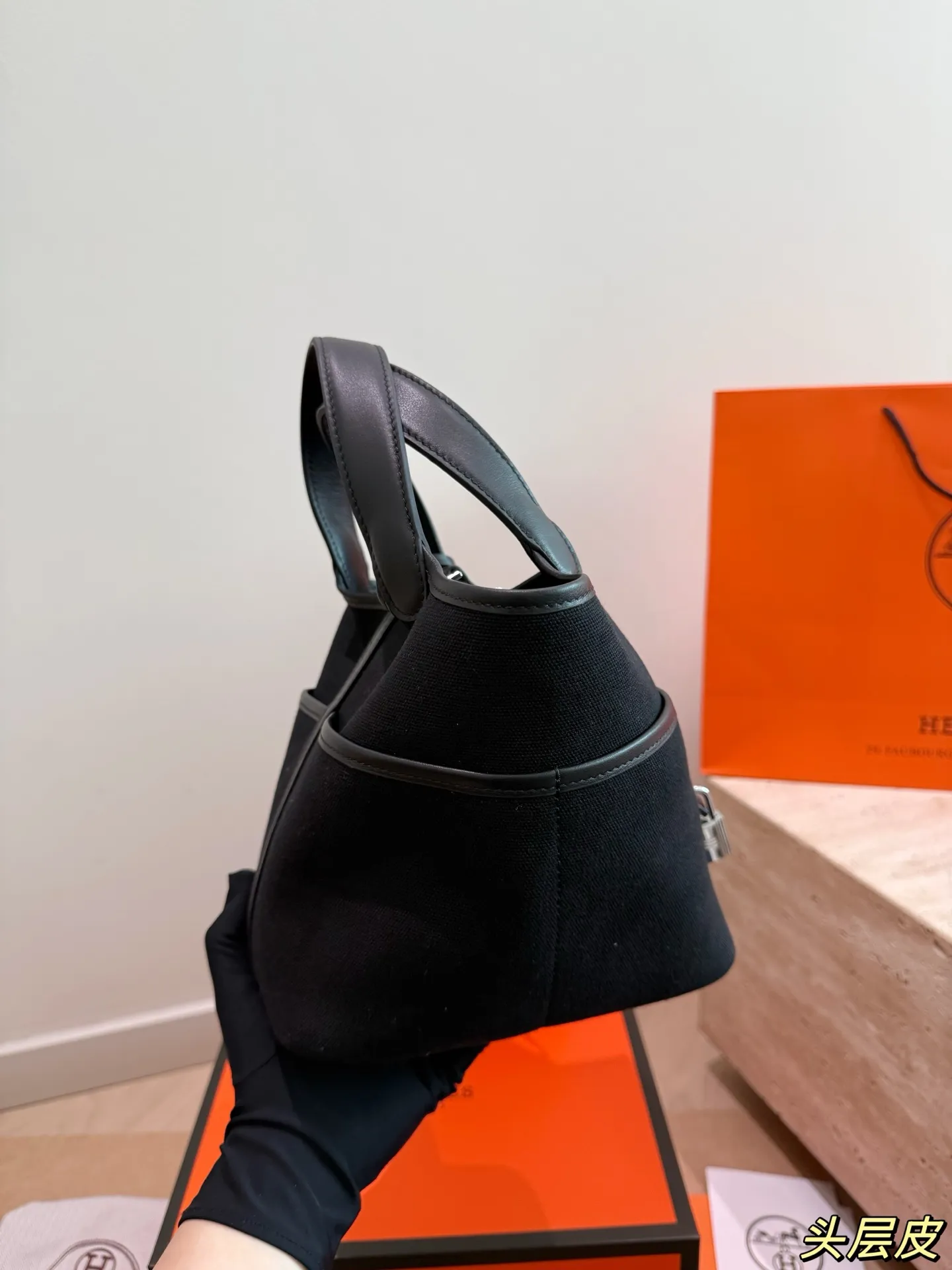 P270 配礼盒 爱马仕Cargo菜篮子包 👜这款爱马仕Cargo Picotin Lock 18手袋,采用帆布拼接皮革,轻盈又硬挺,日常通勤或休闲都超适合!18cm容量刚刚好,附带小口袋超实用,银色锁扣+简约线条,军装风满满,帅气又百搭✨。芝麻色超经典,四季都能搭,帆布材质耐用不易变形,是爱马仕热门款,时髦精们都爱不释手!