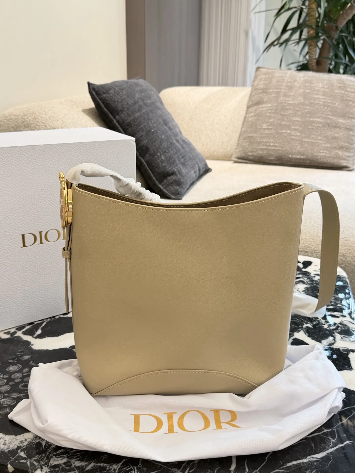 p250 Dior Diorbook手袋 👜Dior Diorbook手袋采用优质小牛皮,触感细腻耐用,浅米色搭配白色褶皱肩带,简约优雅✨。弧形包身线条流畅,正面“Dior”标志低调精致。肩带可调节,支持手提或斜挎,日常通勤、休闲出行都很百搭。内部空间宽敞,手机、钱包、化妆品轻松收纳,实用又时髦,是Dior经典系列热门款!25×30