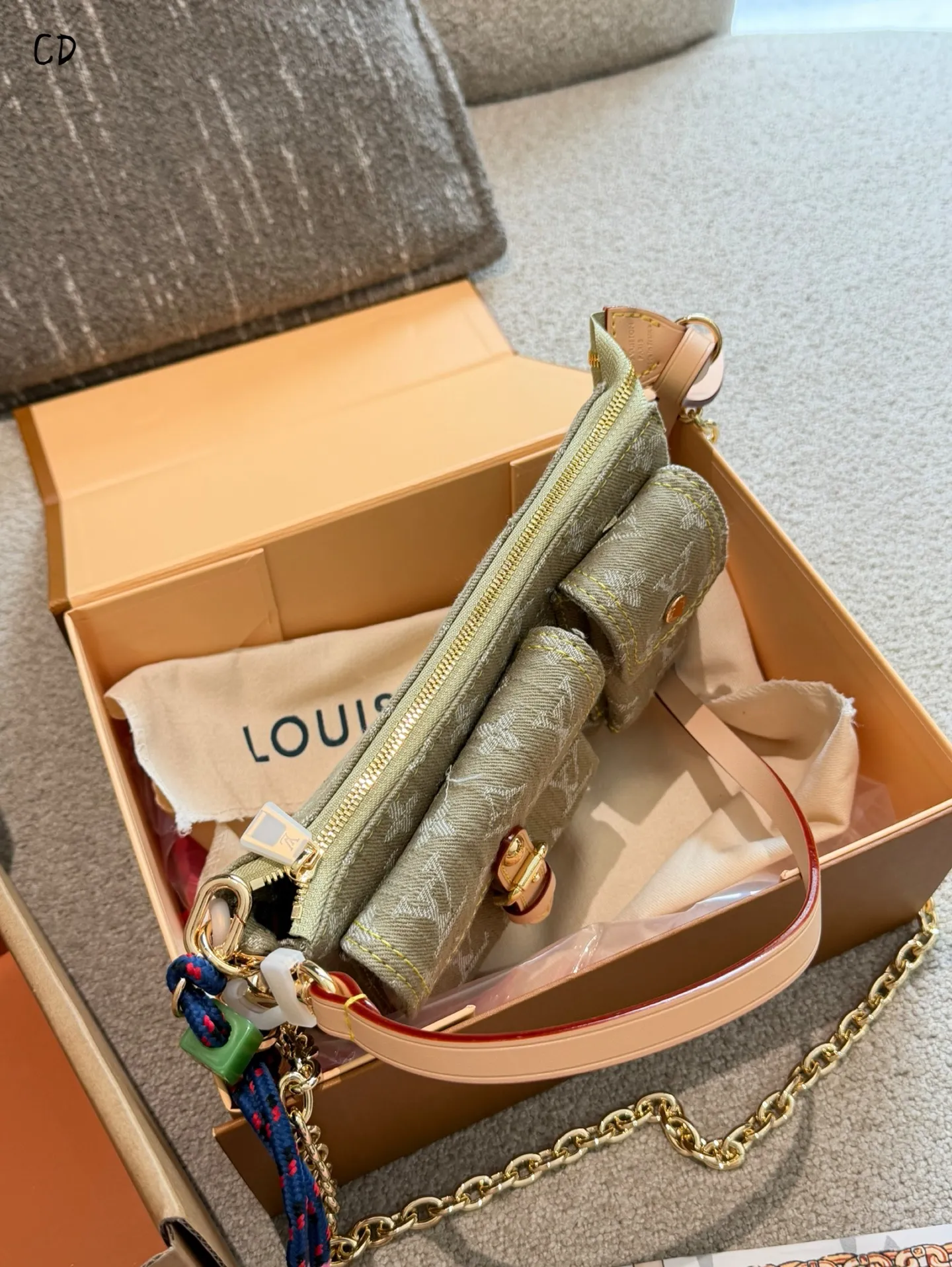 p175 LV丹宁CARGO手袋 👜LV丹宁CARGO手袋是2026丹宁系列新品,采用柔软牛仔布+经典Monogram老花,搭配天然牛皮饰边和金属扣件,复古又实用✨。正面双口袋设计,收纳力满分,肩带可调节,支持斜挎/单肩背,通勤休闲都OK!丹宁材质轻便耐用,容量大,日常出门超方便,是本季超火的热门单品🔥。