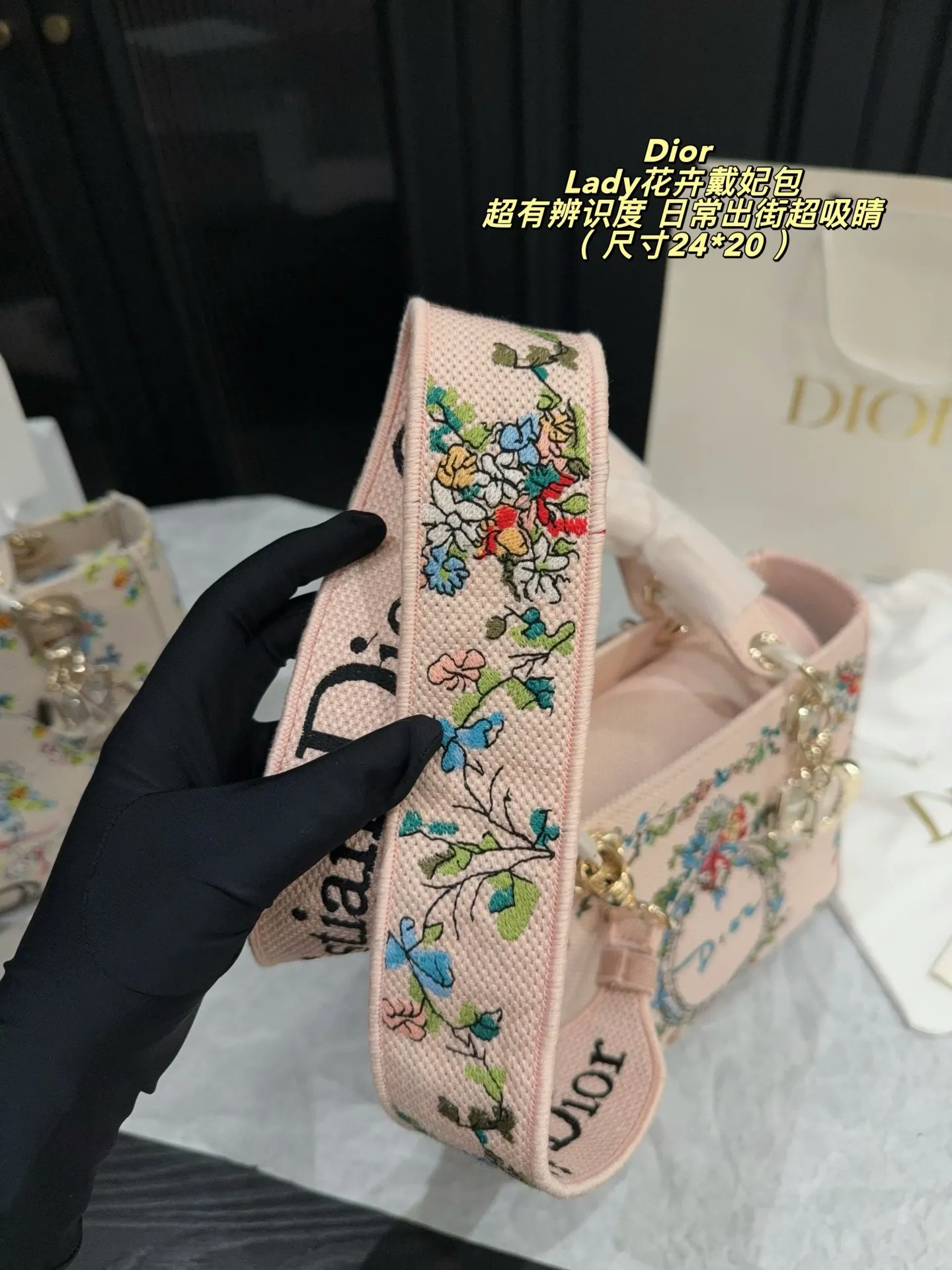 p295折叠盒⚠️尺寸24*20 迪奥Dior Lady Dior花卉手袋,粉色涂层帆布+复古花卉印花,中央“Dior”标志超有辨识度!金属吊饰+可调节肩带,手提斜挎都OK,日常出街或度假都能轻松驾驭✨。灵感来自法式浪漫,搭配清新服饰,优雅气质直接拉满!
