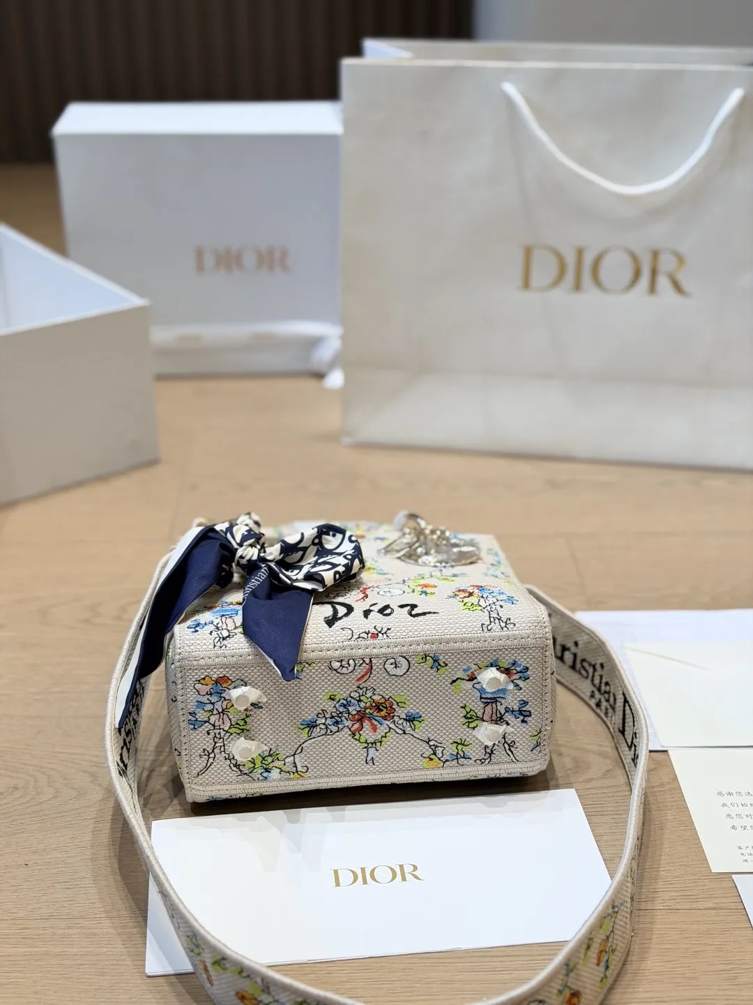 复刻版 原版布 p285(小号) Dior Lady D-Lite刺绣包 刺绣戴妃配斜挎带 D家最具有代表性的包包,拥有众多的粉丝~D家 lady D-Lite~诞生于20世纪90年代初,与戴安娜王妃有一段特殊的传奇,所以又被称为戴妃包最新款藤格纹刺绣戴妃包~精致度不止提升了一个档次开箱的仪式感~先来欣赏下视频~精致的如同艺术品这款包主打手工,每一个地方都是纯手工完成刺绣包边尤其是手柄处,感受到了吗 这款包特点全部立体感刺绣刺刺绣针数10万针以上,包包材质是意大利进口防水环保帆布 包包配有一款现在最流行的粗肩带,时尚感爆棚,休闲味道更浓郁~超百搭~容量很@,搭配翻盖设计,安全感十足 质感高级,配个大衣啥的太适合了,要有 包尺寸 20cm
