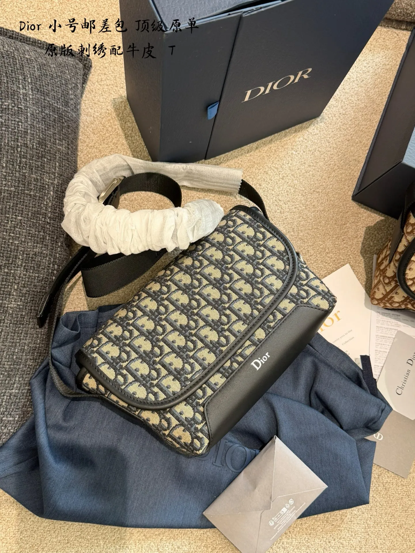 Dior斜挎包​​p210 顶级原单 🖤Dior斜挎包，经典Oblique老花图案，品牌辨识度超高！优质皮革+金属Logo，细节满分✨。尺寸适中，通勤休闲都能轻松驾驭，肩带可调节，单肩斜挎随心切换。内部空间合理，日常物品轻松收纳，实用又时髦，是Dior经典系列热门单品，时尚爱好者必入！20cm