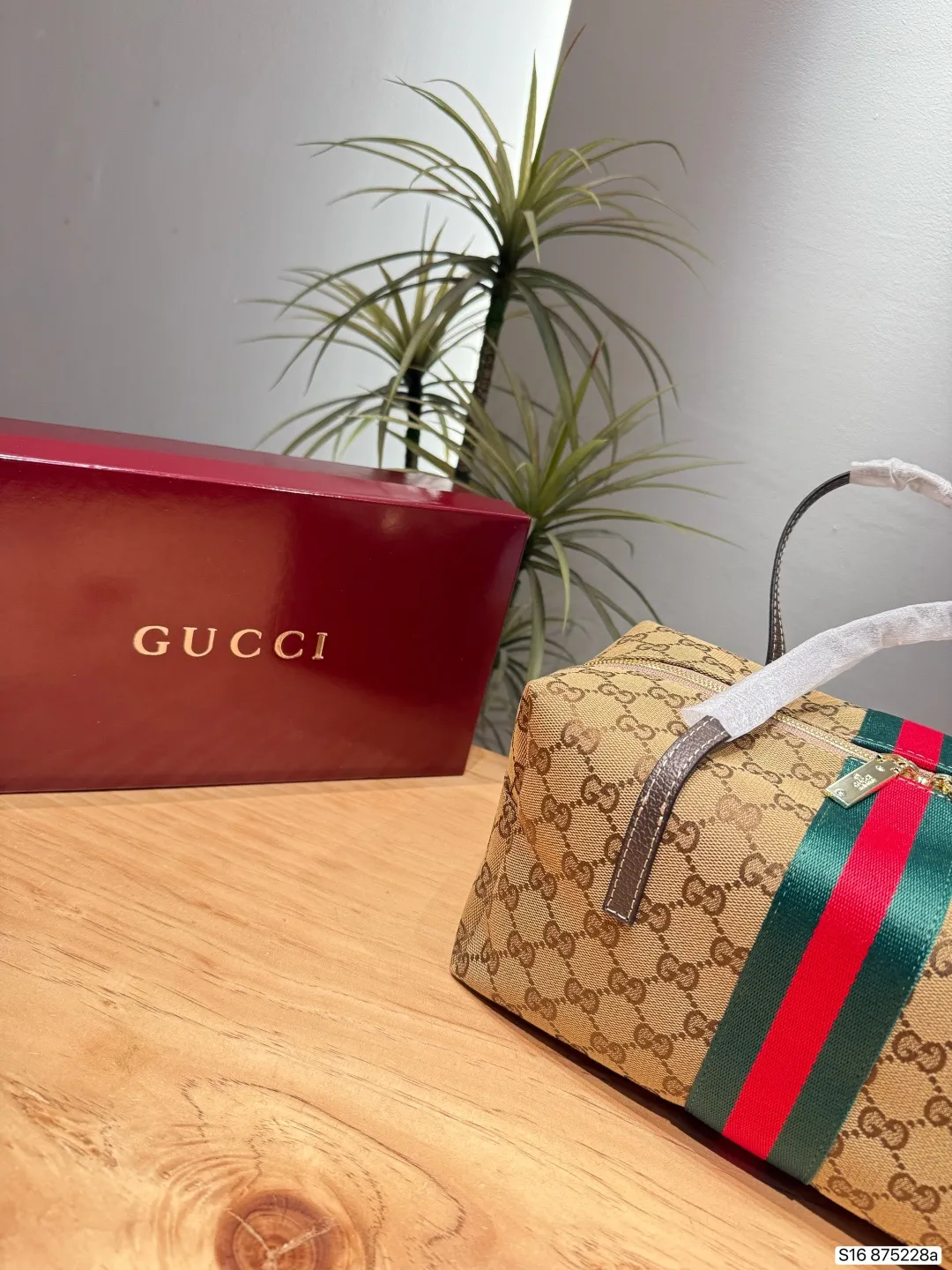 P130酷奇 Gucci Ophidia系列波士顿包​​ 👜Gucci Ophidia波士顿包，经典米色乌木GG Supreme帆布+红绿织带，复古又时髦✨。包型软挺，容量适中，通勤出街都OK！内部空间合理，日常小物轻松收纳，实用又百搭，是Gucci标志性设计，怎么搭都好看！ 尺寸29 15 货号875228