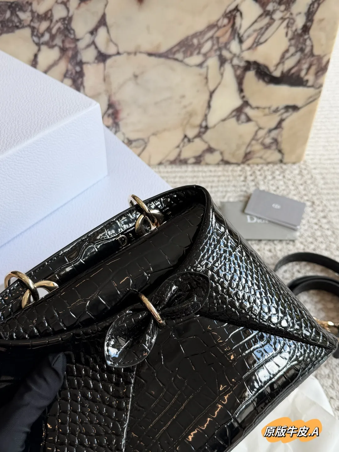 p275 Dior 2026春夏蝴蝶结手提包 原版牛皮 Dior 2026春夏蝴蝶结手提包由Jonathan Anderson设计，灵感来自品牌典藏元素。黑色皮革材质，正面立体蝴蝶结+金属扣，优雅又有辨识度+。手柄融入&ldquo;Dior&rdquo;字母，细节满分!尺寸适中，手提or肩背都OK，通勤、正式场合都能轻松驾驭。建筑感廓形+现代美学，时尚实用兼备，是本季超亮眼单品!，25cm配盒子