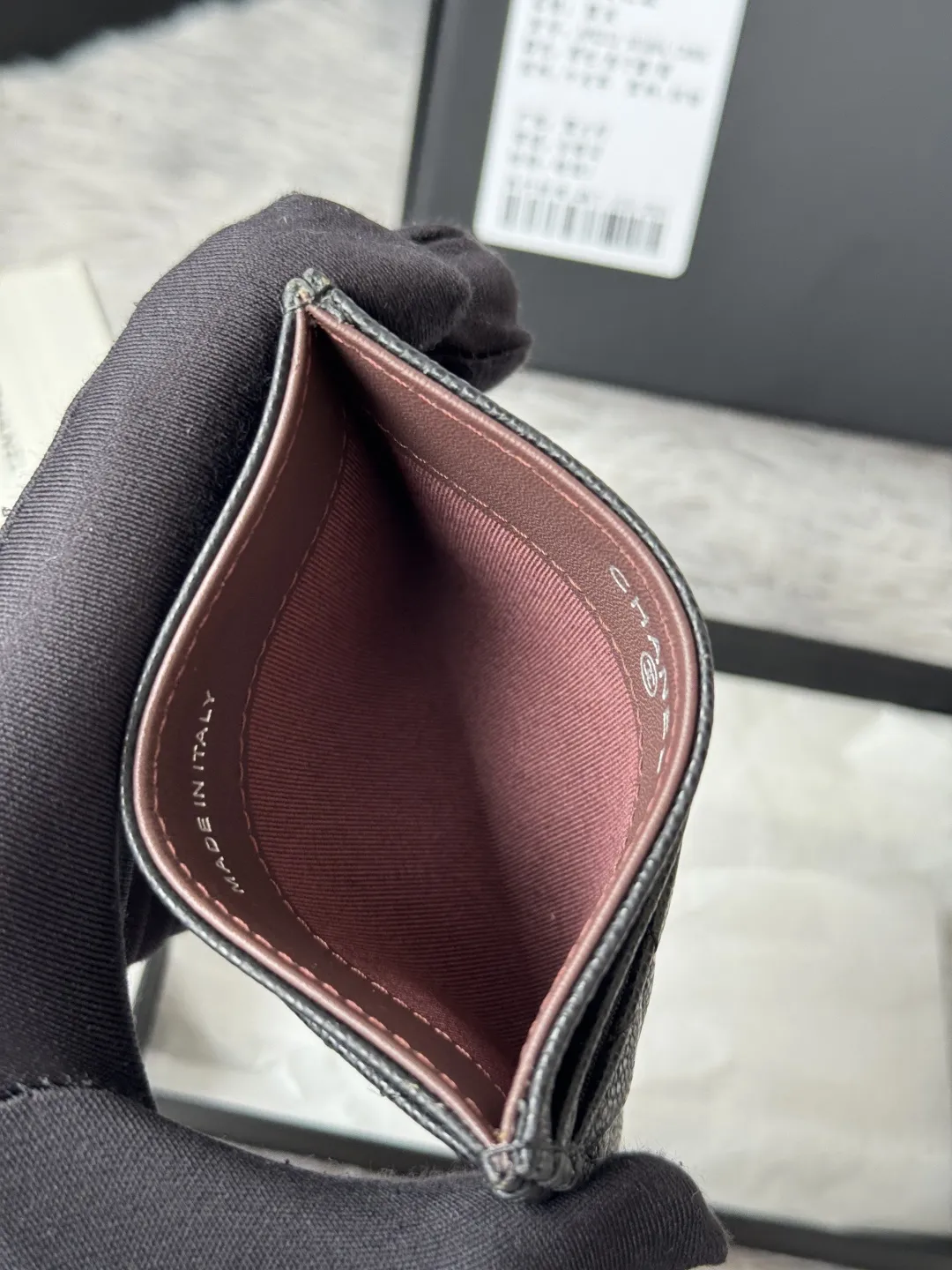 💰108包邮❗ 跑量款 CF卡套 片式卡包 chanel 香奶奶经典卡包,最最最小巧精致的一款小卡包,日常出门力荐小单品,大概能装10张卡片,容量可以说很nice.、经典卡包!原单品质、、细节美到淋漓尽致全套包装、颜色如图所示明 款号:(AP0213)31510 尺寸:11*7.5*1cm