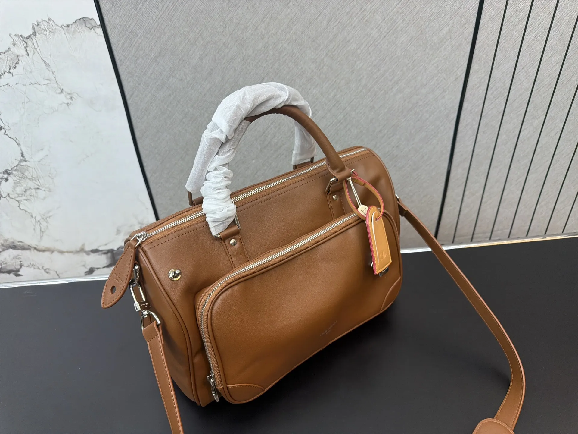 P170 Louisvuitton 路易威登 Lv keepall CARGO BANDOULIÈRE 35 银色金属配件品牌提花内饰 单肩斜挎手提包 旅行袋 实物拍摄 原厂面料 规格 35 x 22cm
