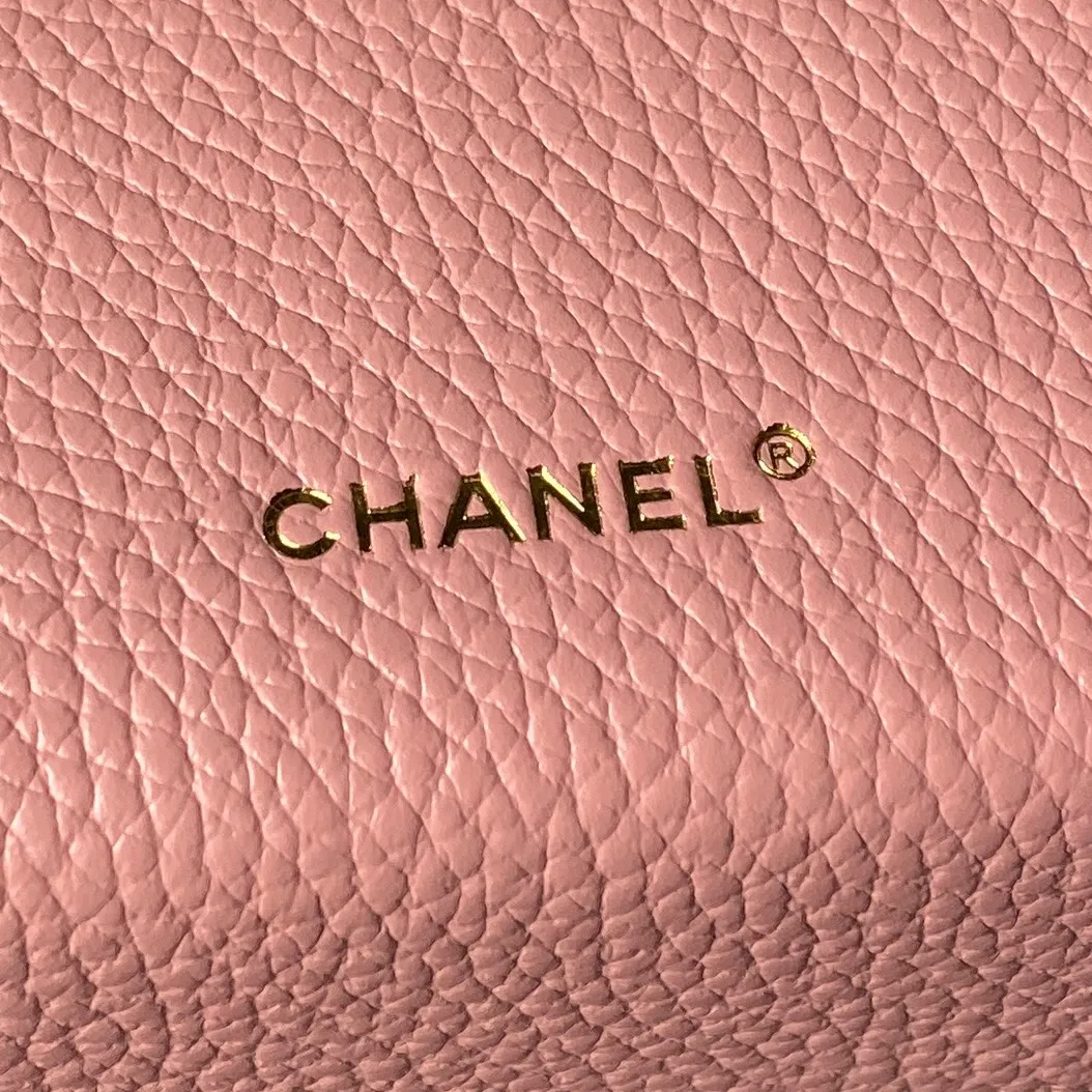 💰630 Chanel 💟26A手工访系列 ｜限定LP饭盒包 AP 5346 荔枝纹鱼子酱小牛皮 耐磨不易留划痕 皮质挺括不容易变形 浅金色金属双C标 金属链条 顶部自带手提 多种背法 复古精致感 又很实用 属于专柜热门断货款 一年四季都能背的宝藏包包 尺寸:19.5&times;12&times;5cm