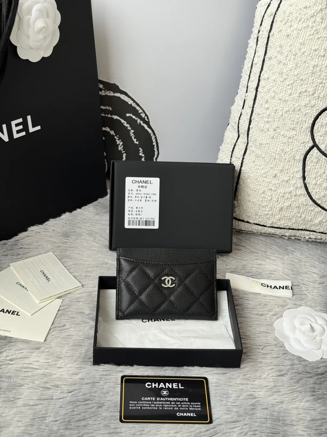 💰108包邮❗ 跑量款 CF卡套 片式卡包 chanel 香奶奶经典卡包,最最最小巧精致的一款小卡包,日常出门力荐小单品,大概能装10张卡片,容量可以说很nice.、经典卡包!原单品质、、细节美到淋漓尽致全套包装、颜色如图所示明 款号:(AP0213)31510 尺寸:11*7.5*1cm
