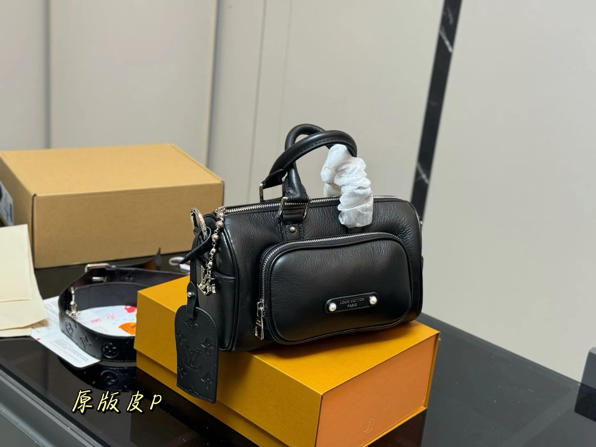 &yen;285 配折叠盒飞机盒 LV新款Keepall 25 Cargo Bandouli&egrave;re 25手袋来啦 高级亮面牛皮革材质，质感满满 Pharrell Williams的丹迪美学， 优雅又内敛，都市感爆棚！ 巴黎贴饰+珠饰铆钉，细节控狂喜！ LV字母装饰的拉链头，低调中透露着奢华 不管你是甜妹还是酷girl，这款包都能让你气场全开 尺寸:25.15cm